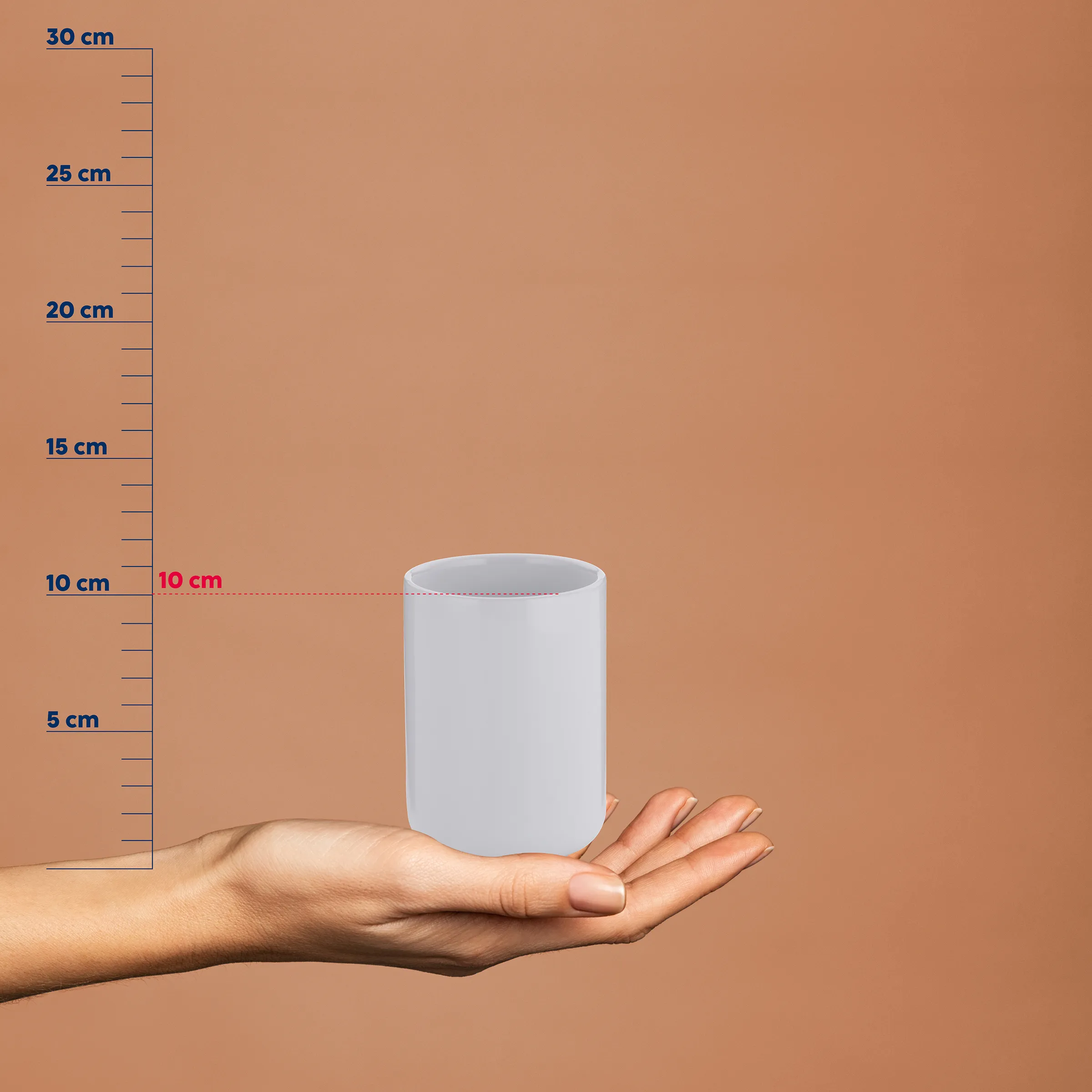 Tasse Größe 10 cm - Produktabmessungen Weiße Tasse wird in einer Hand gehalten, neben einer Messskala zeigt 10 cm Durchmesser und Höhe