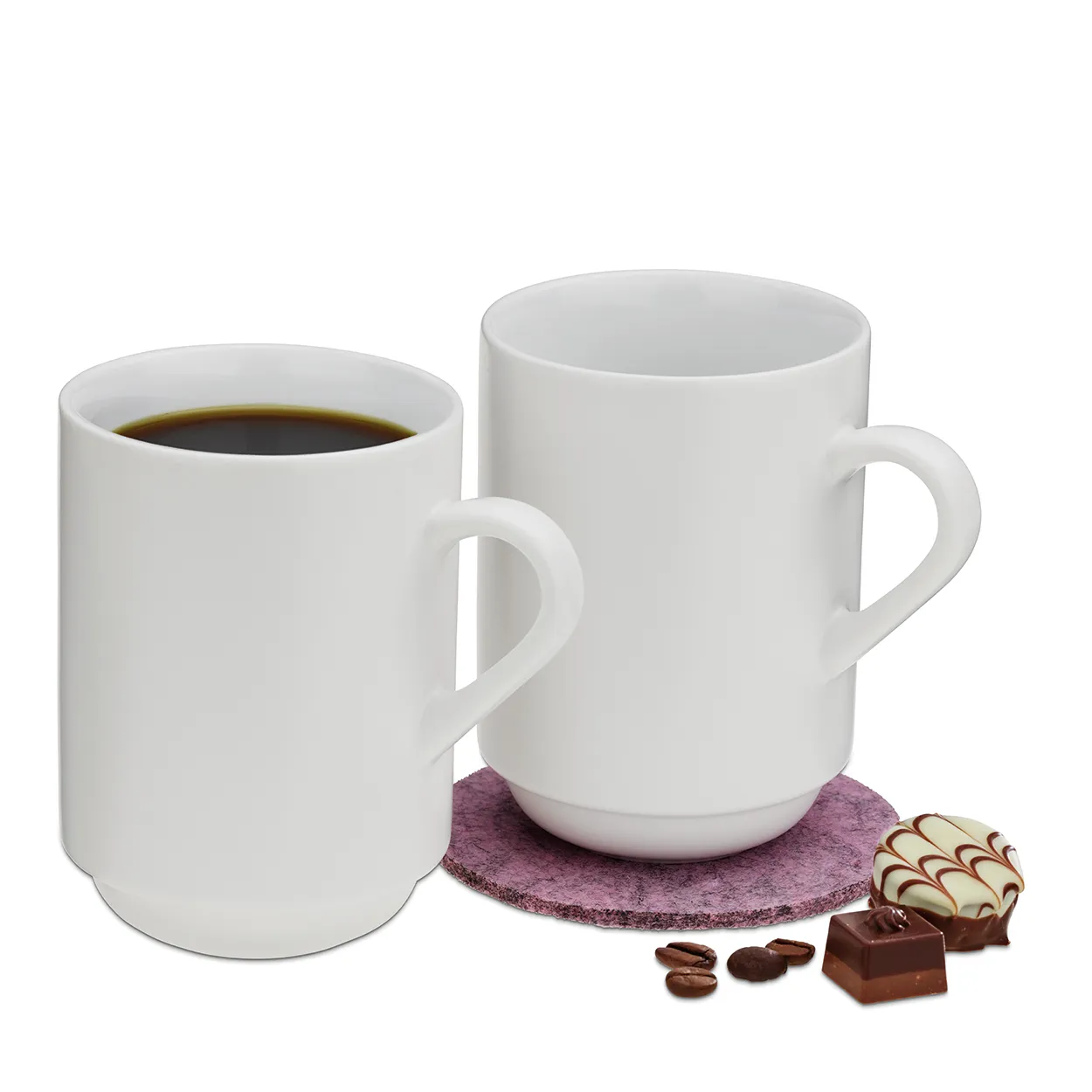 Kaffee und Schokolade - Tassen Set mit Zubehör Zwei weiße Kaffeetassen mit Kaffee und Schokolade, daneben Schokoladentrüffel und Kaffeebohnen auf violettem Untersetzer.