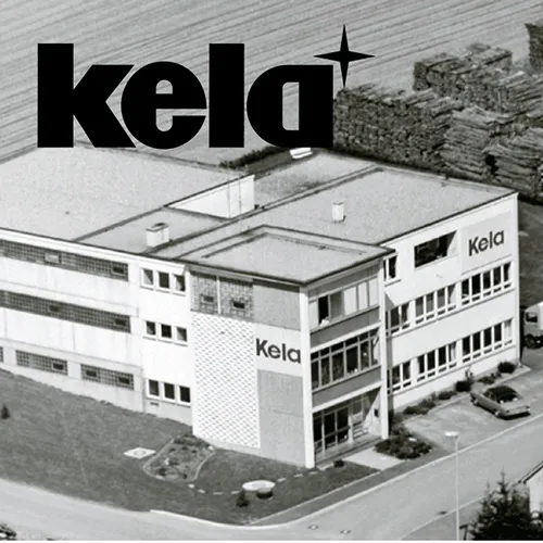 Kela Fabrik Gebäude historisches Architektur Luftaufnahme Historisches schwarzweißes Luftbild des Kela-Fabrikgebäudes mit Logo und Parkplatz
