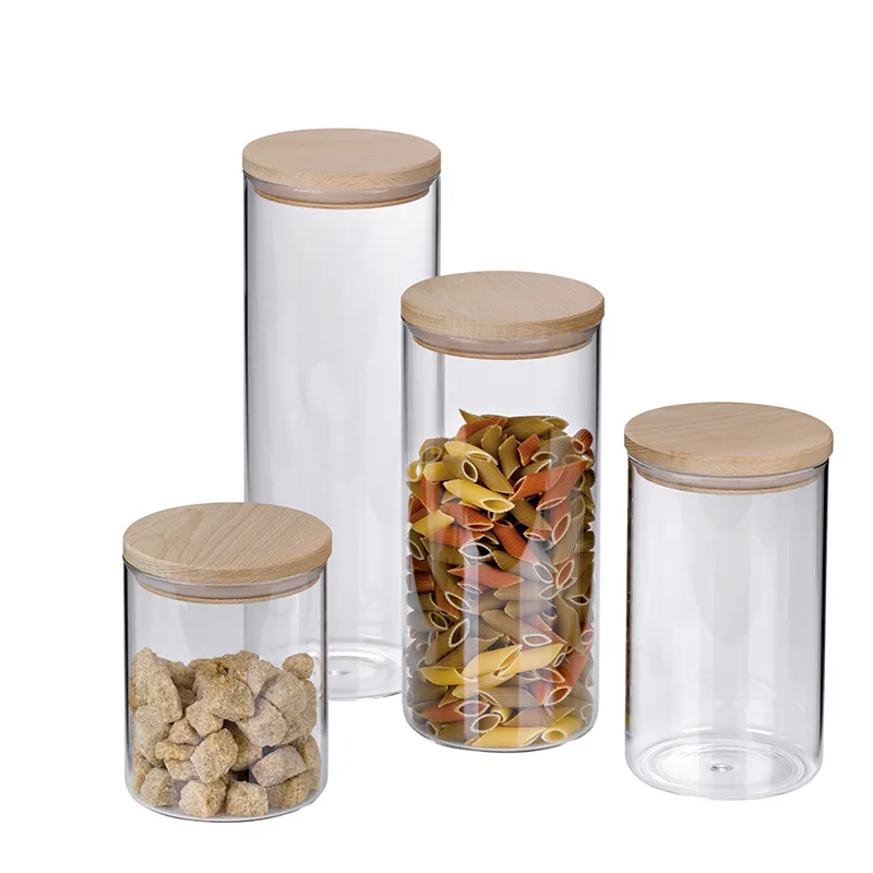 Glas-Vorratsbehälter Set mit Holzdeckeln für Lebensmittel Set aus vier Glaskontainern mit Holzdeckeln in verschiedenen Größen, gefüllt mit Getreide, Pasta und anderen Lebensmitteln
