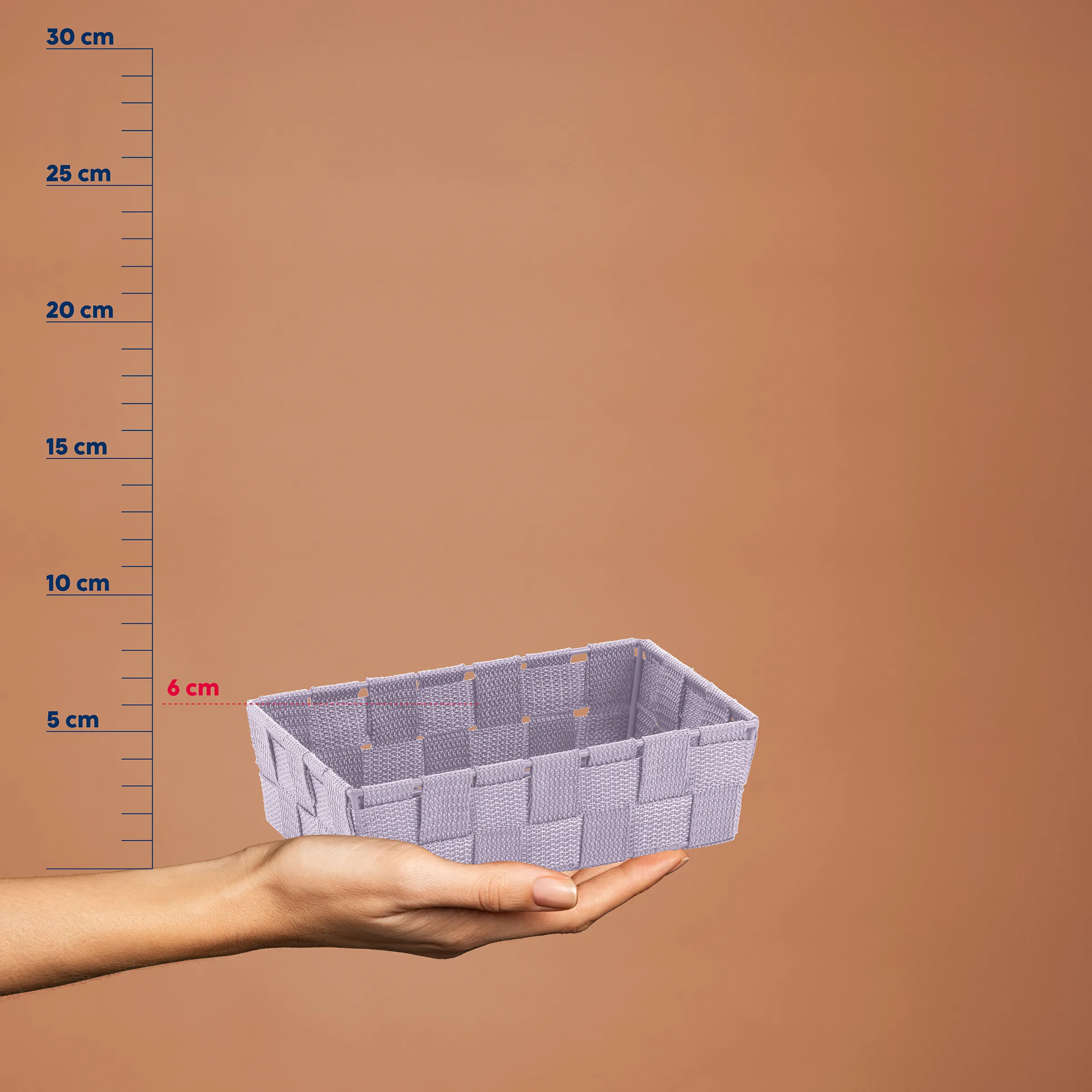 Aufbewahrungsbox Organizer klein 6 cm Höhe Kleine hellgraue Aufbewahrungsbox mit Fächern in einer Hand, neben einer Messskala von 5 bis 30 cm Höhe