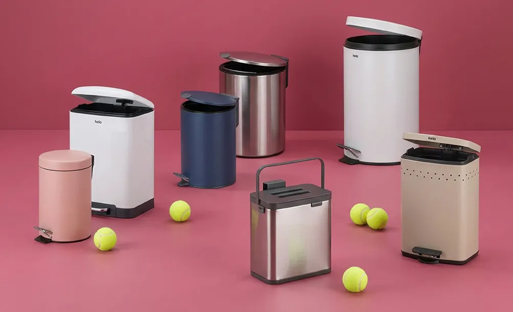 Tretmülleimer Kollektion - Moderne Abfalleimer in verschiedenen Farben und Designs Sieben moderne Tretmülleimer in verschiedenen Farben und Größen auf rosa Hintergrund mit gelben Tennisbällen