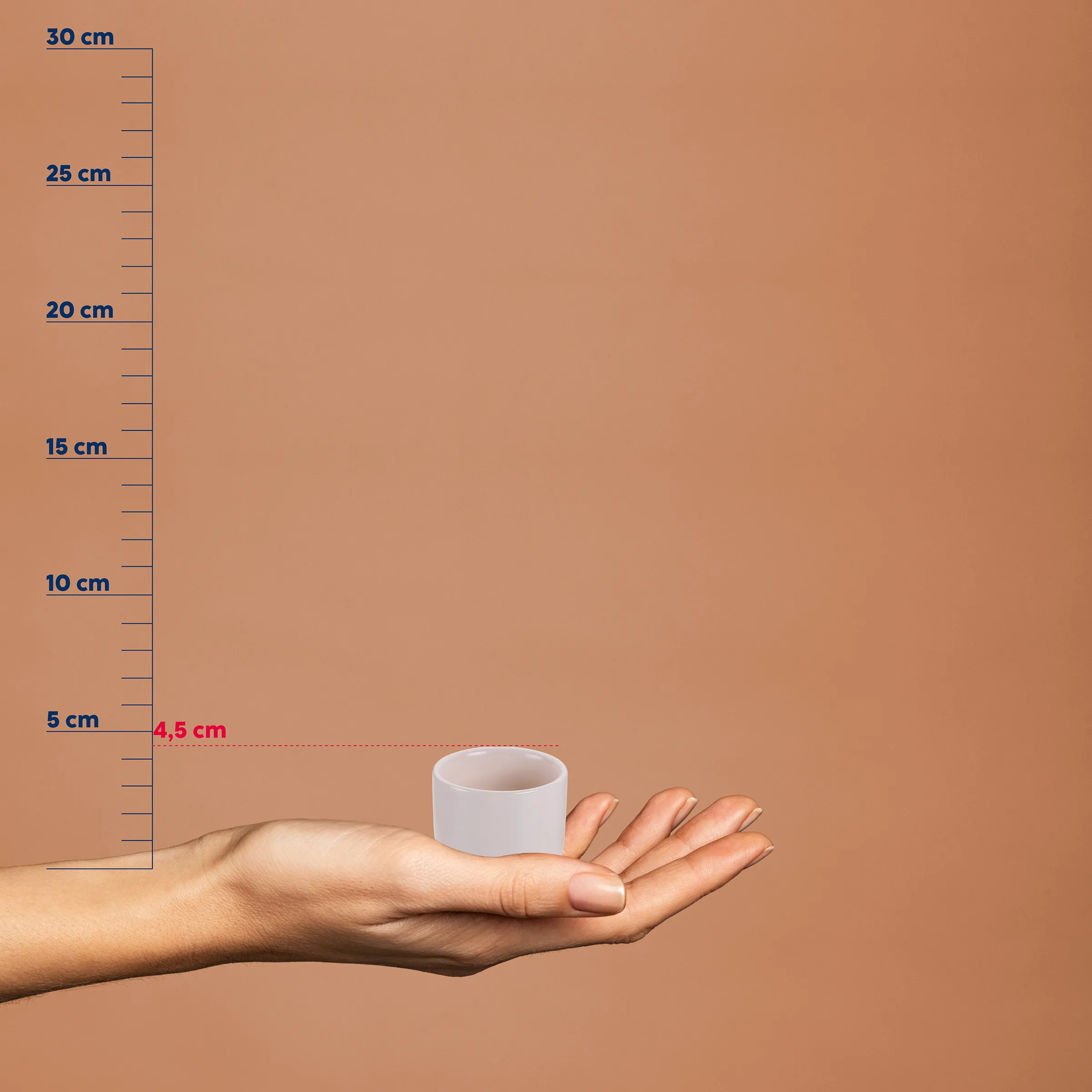 Weiße Salbendose 4,5 cm - Produktfoto mit Größenvergleich Weiße zylindrische Salbe-Dose 4,5 cm hoch in Hand gehalten, mit Größenvergleich-Skala im Hintergrund