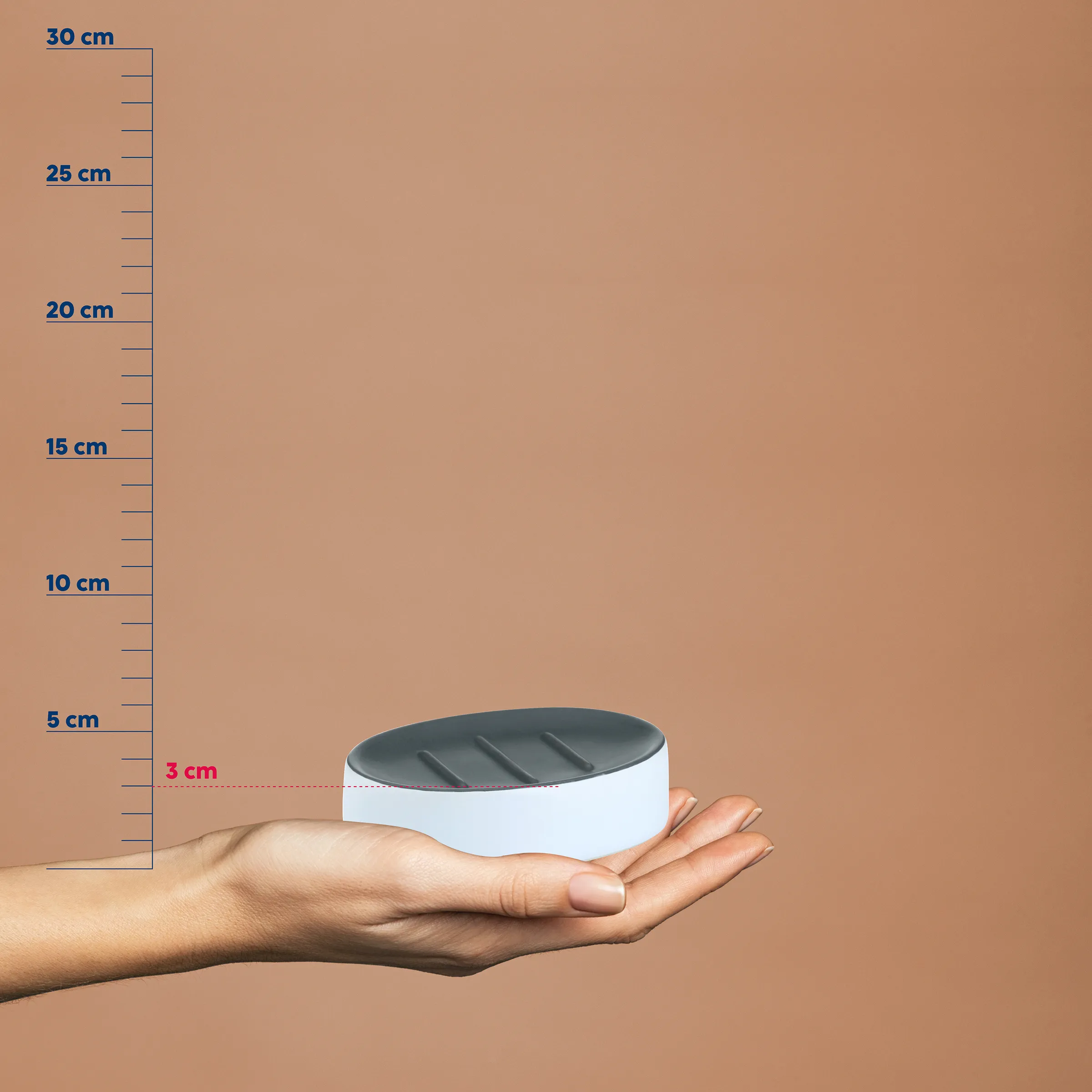 Seifenschale kompakt - tragbare Badezimmer-Seifenablage Kompakte weiße Seifenschale mit dunkler Oberfläche in einer Hand, neben einer Messskala von 0-30 cm, zeigt eine Höhe von etwa 3 cm