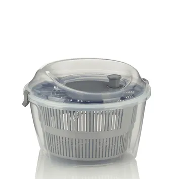 Transparente Salatschleuder aus Kunststoff mit perforiertem Innenbehälter und grauem Deckel mit Ventil