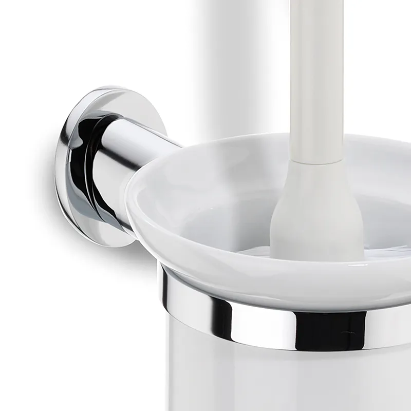 Toilettenbürste Wandhalter Chrome Design Badezimmer Modernes Badezimmer-Accessoire: Weiße Keramik-Toilettenbürste mit glänzendem Chromhalter an der Wand montiert.