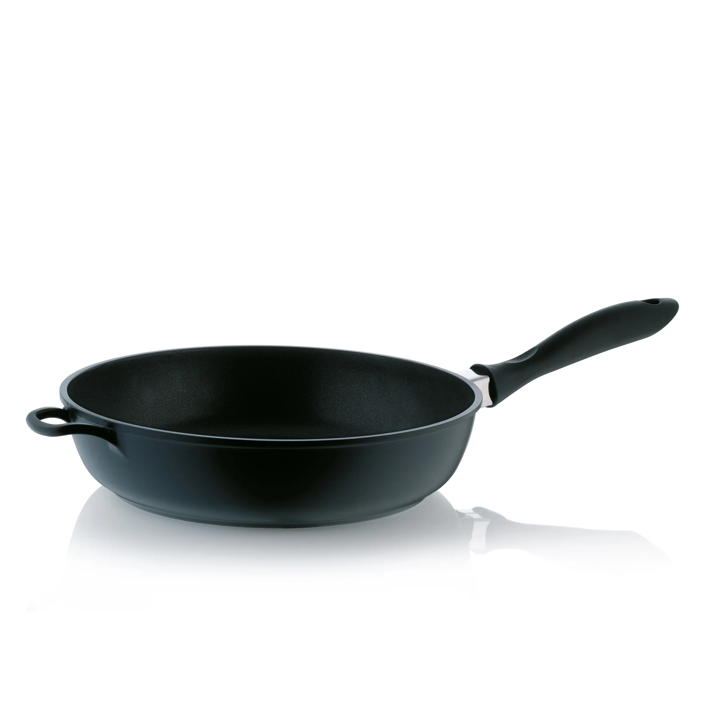 Schwarze Wok-Pfanne mit Antihaftbeschichtung, langem schwarzem Griff und zwei Griffen an den Seiten auf weißem Hintergrund.