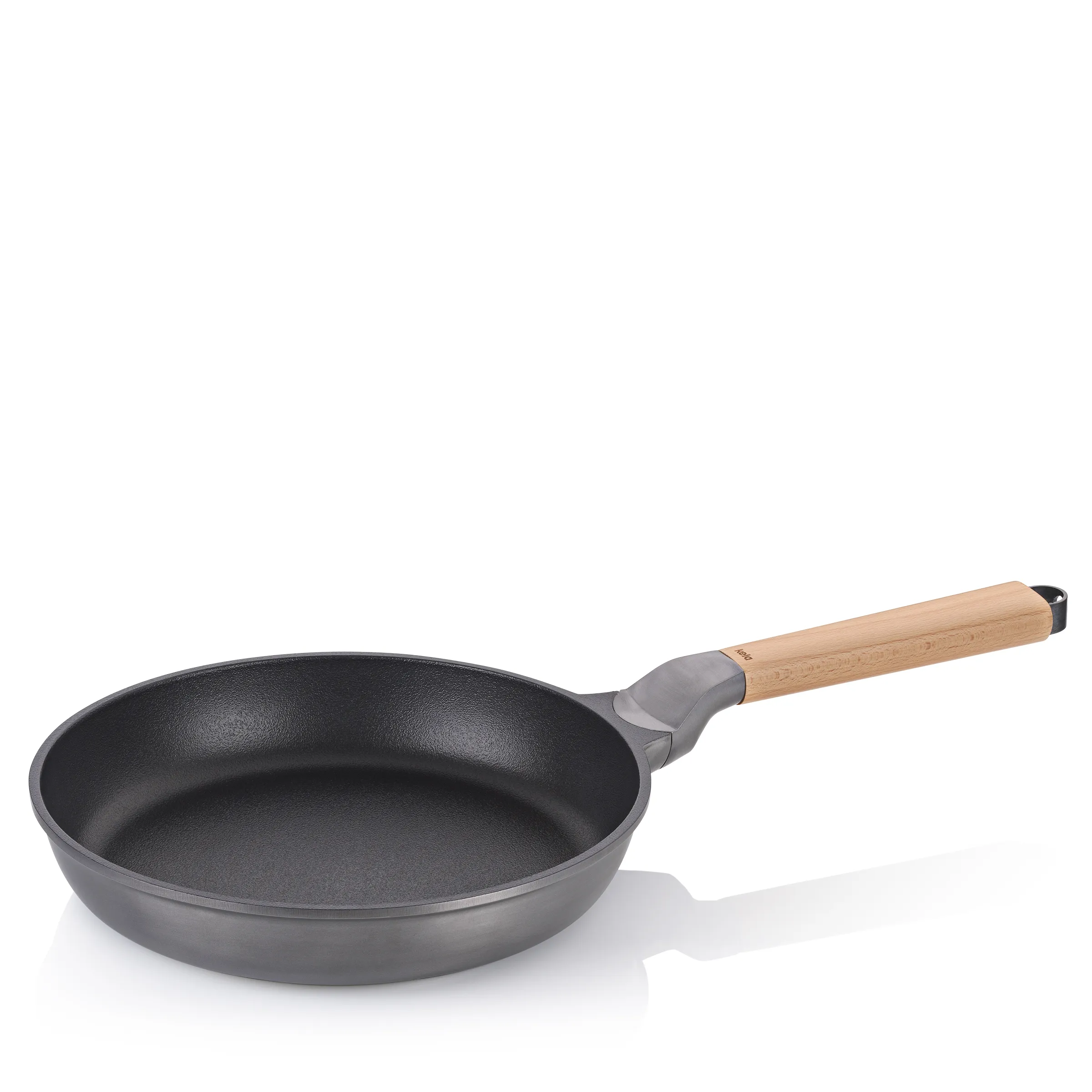 Bratpfanne mit Antihaftbeschichtung und Holzgriff Graue Bratpfanne mit schwarzer Antihaftbeschichtung und Holzgriff auf weißem Hintergrund