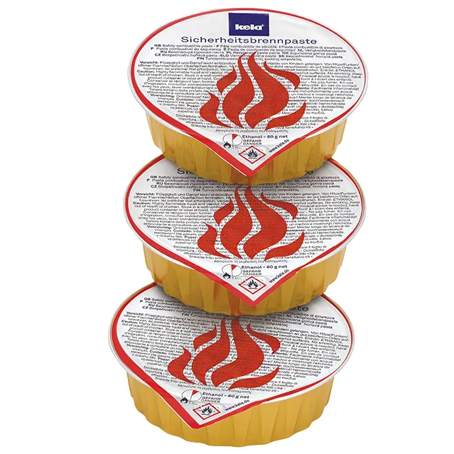 Sicherheitsbrennpaste Isola - Brandschutzpaste 3er Set Drei übereinander gestapelte Kunststoffbehälter mit gelben Wannen und roten Etiketten der Marke Isola für Sicherheitsbrennpaste.