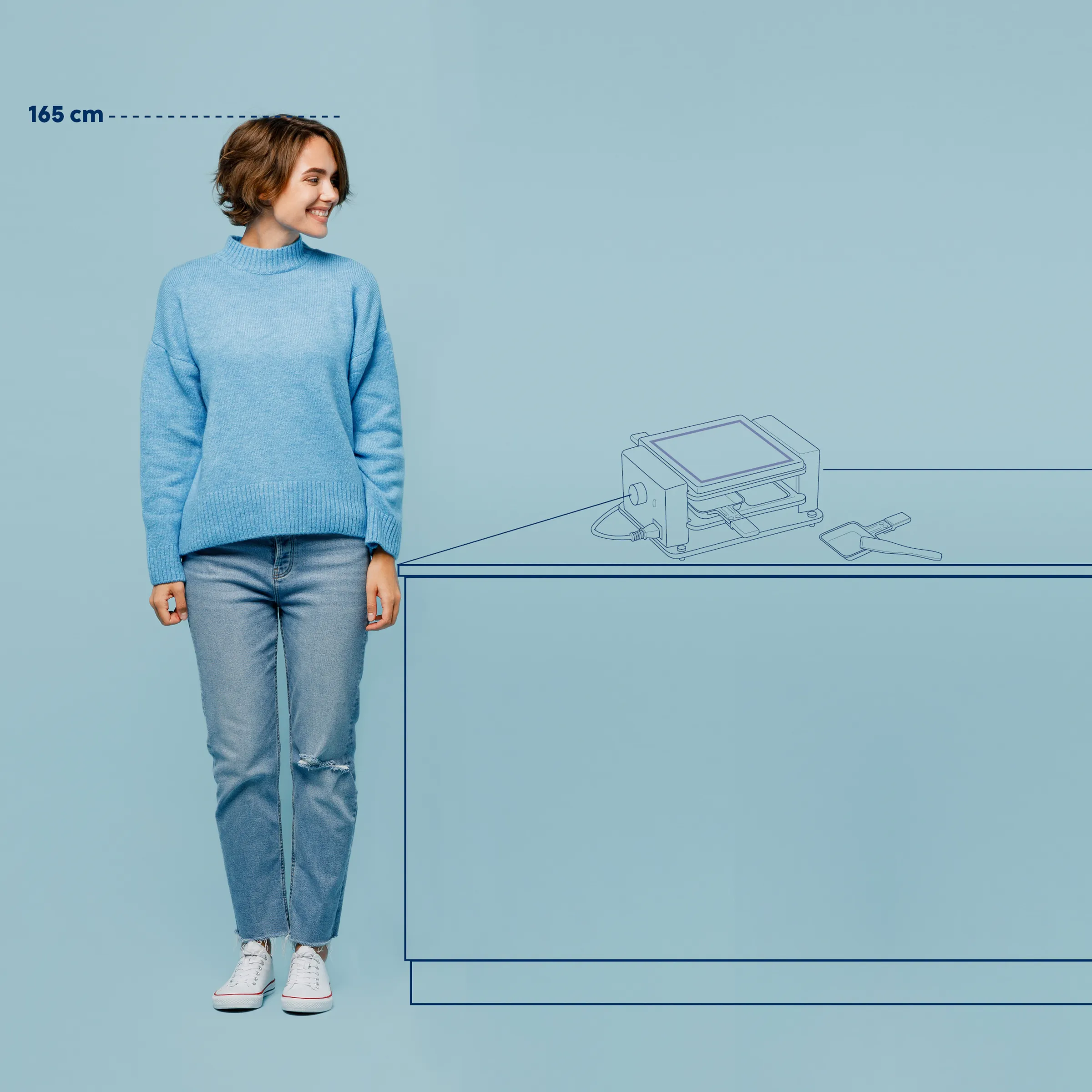 Größenvergleich Pullover: Frau 165 cm Körpergröße Frau mit 165 cm Körpergröße trägt blauen Pullover und Jeans vor hellblauem Hintergrund mit Größenvergleich