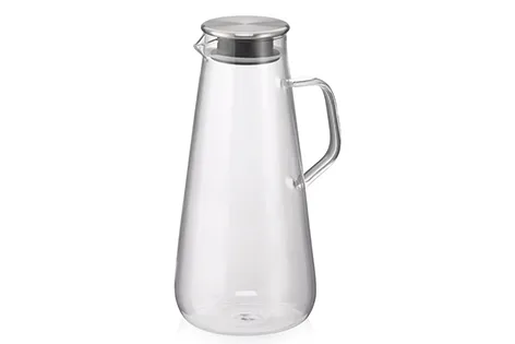 Carafe en verre avec couvercle inox - Pichet à eau Carafe en verre transparent avec couvercle en acier inoxydable et poignée sur fond blanc