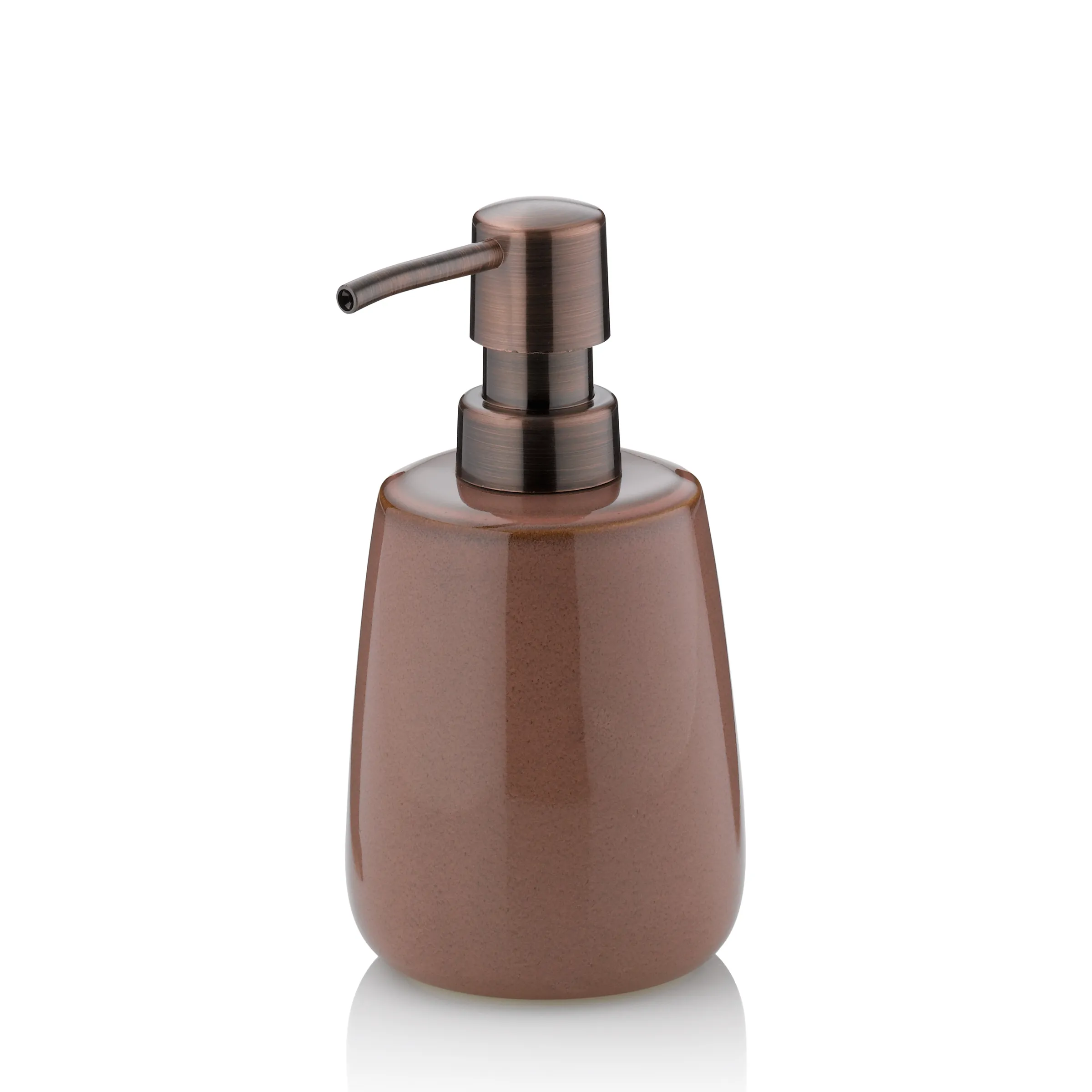 Keramik Seifenspender braun mit Metallpumpe Braune Seifenspender mit metallischer Pumpe aus Keramik und Edelstahl auf weißem Hintergrund.
