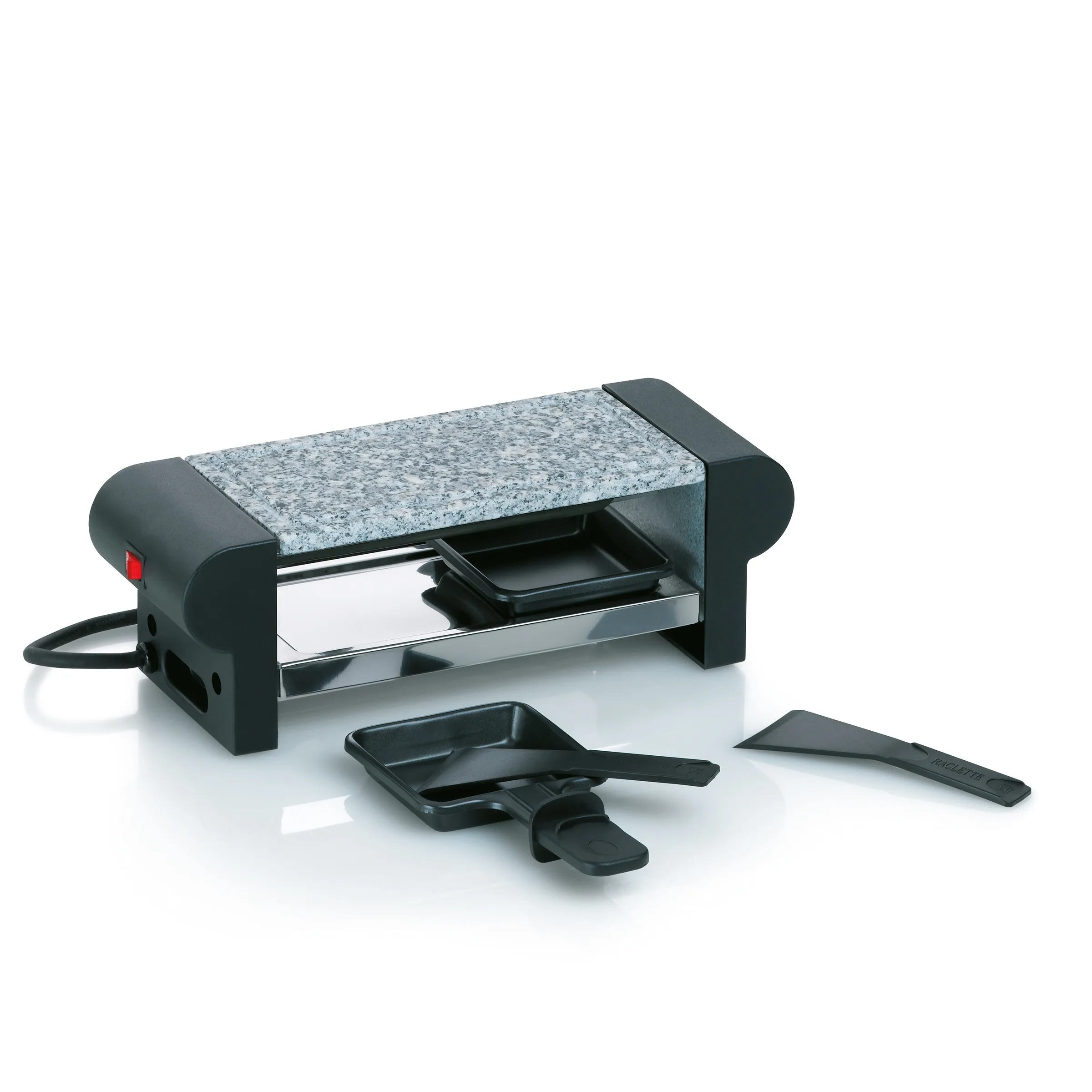 Raclette-Grill mit Granit-Steinplatte und Pfännchen für 2 Personen Raclette-Grill mit Granit-Steinplatte und zwei schwarzen Pfännchen, inklusive Spatel auf weißem Hintergrund