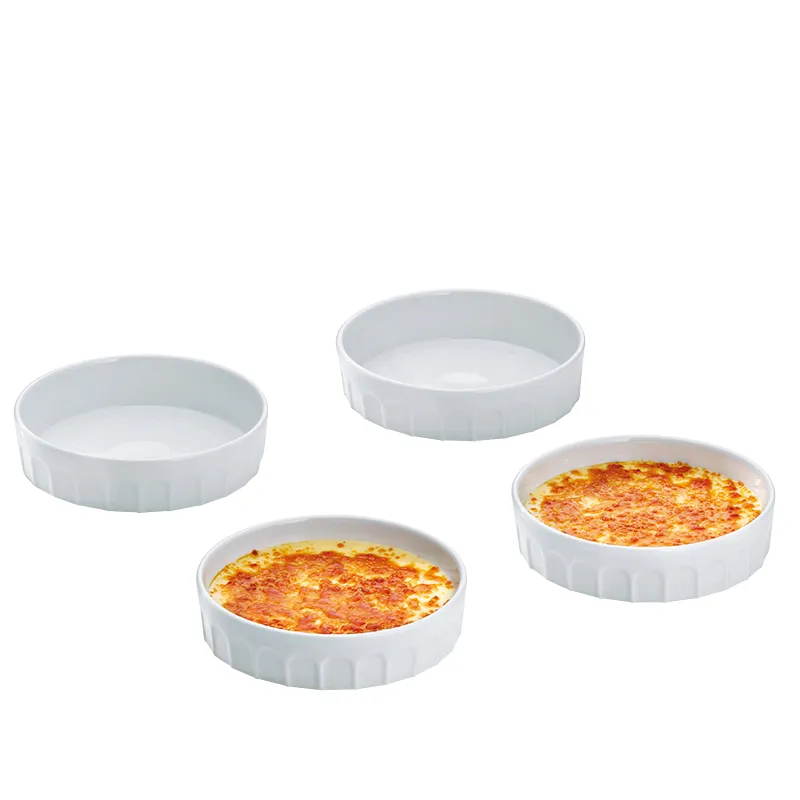 Ensemble Plats à Gratin Céramique Blanc Quatre plats de cuisson blancs disposés sur fond blanc, deux vides et deux remplis de gratinée au fromage