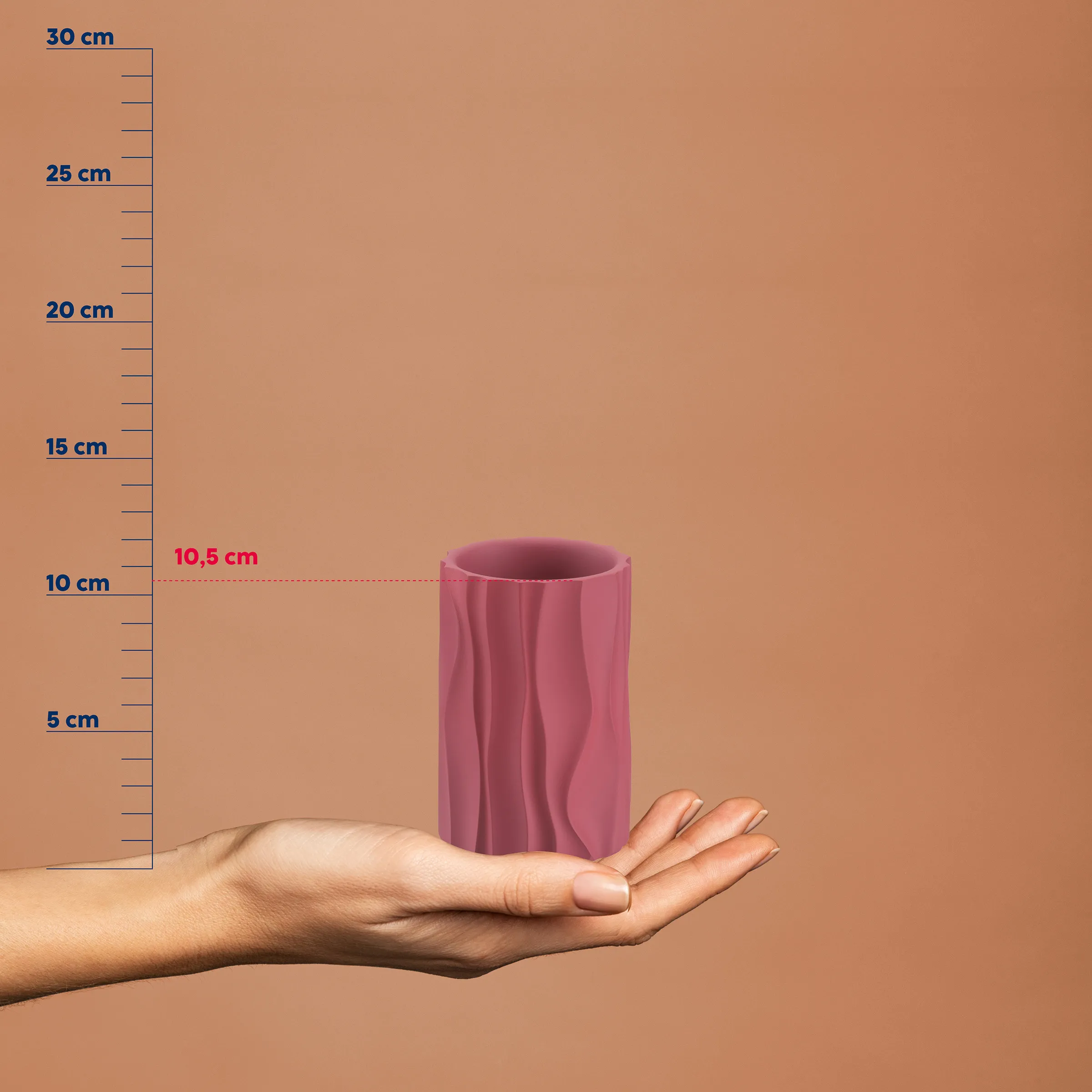 Keramikbecher Rosa - Designtasse mit strukturierter Oberfläche Rosa Keramikbecher mit Rillen-Textur in einer Hand. Maßstab zeigt eine Höhe von etwa 10,5 cm und eine Breite von 10,5 cm.