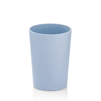 Hellblaues zylindrisches Kunststoffglas ohne Henkel, leer, vor weißem Hintergrund