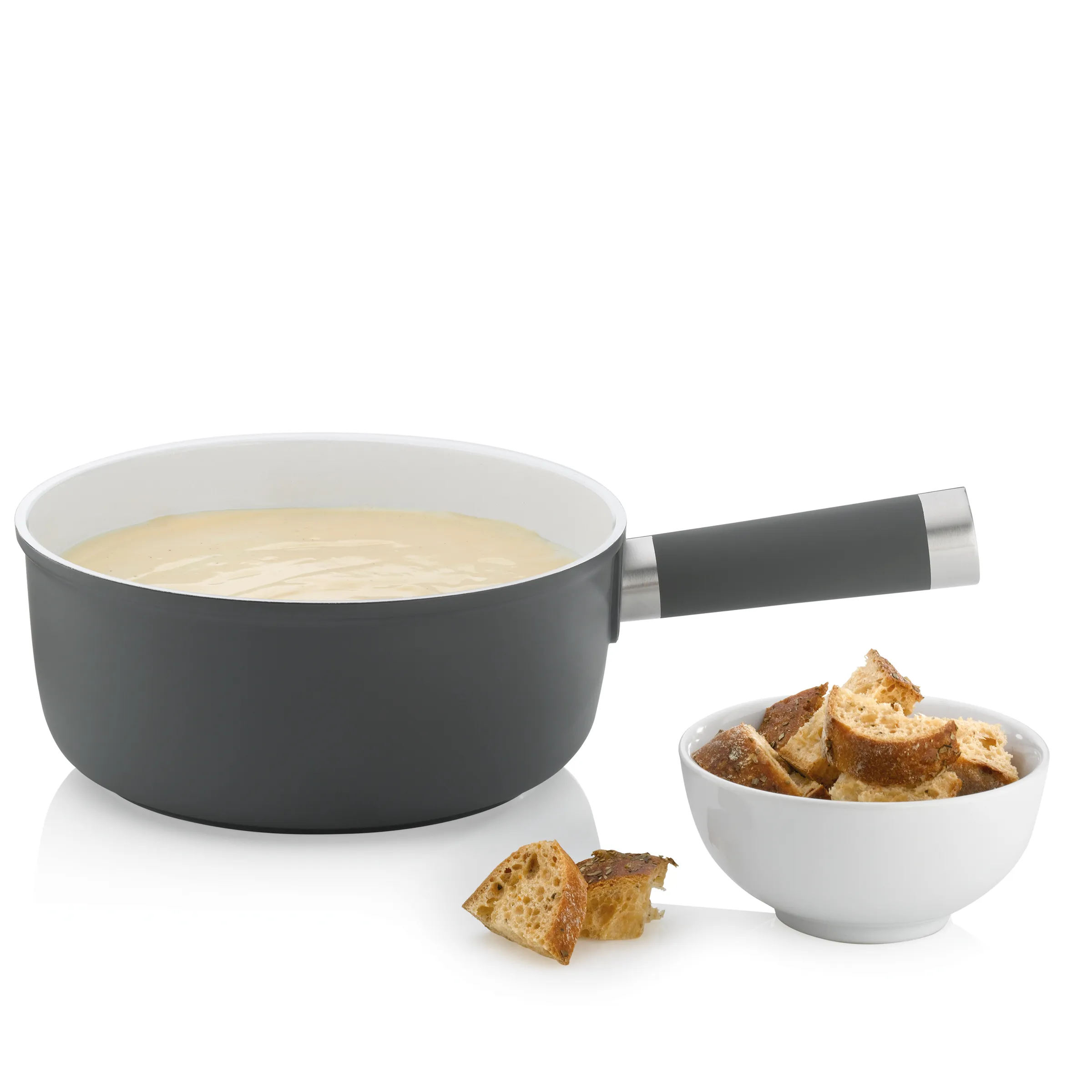 Fonduetopf mit Käsefondue und Brotwürfeln - Käsefondue-Set Grauer Kochtopf mit Käsefondue und Griff, daneben weiße Schale mit gerösteten Brotwürfeln
