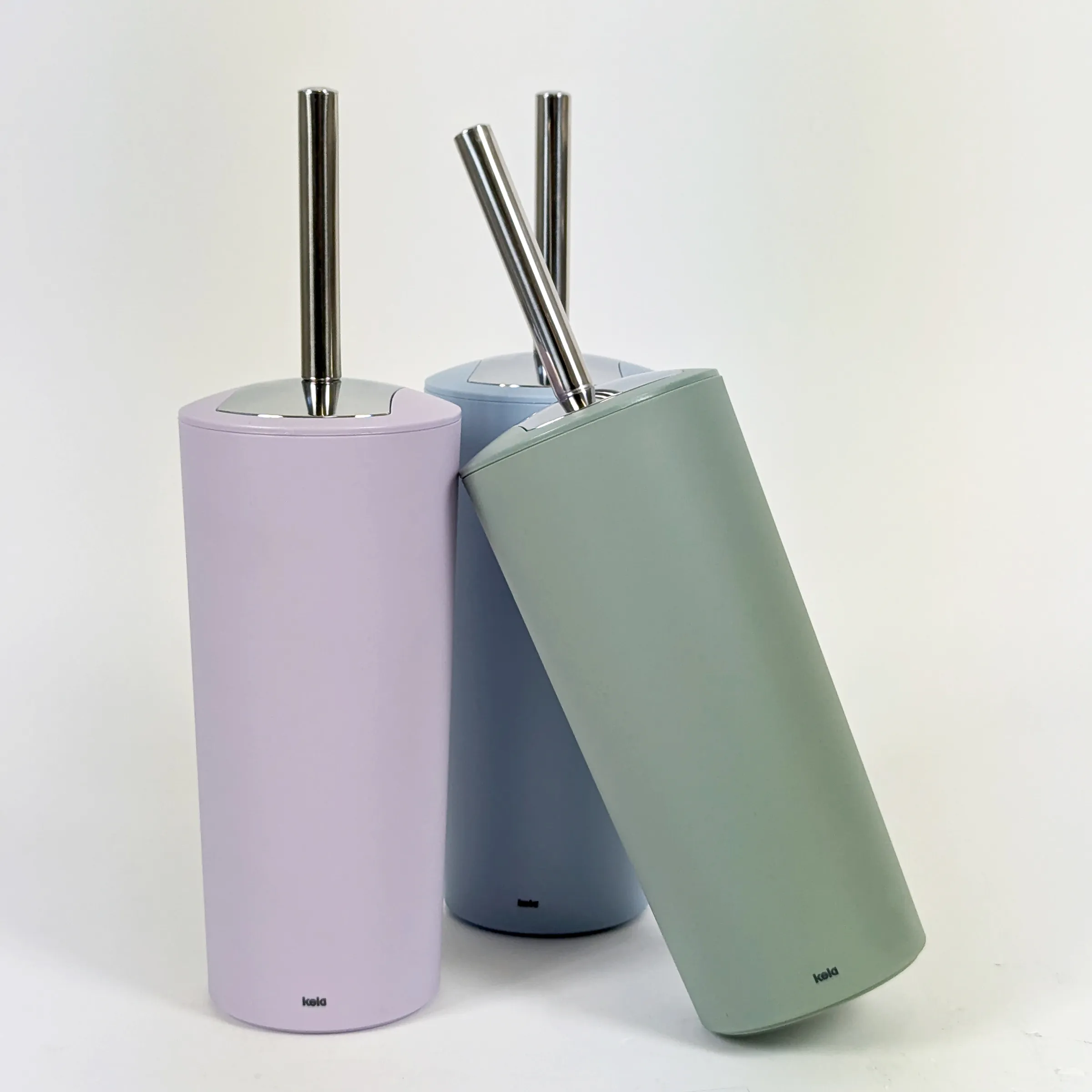 Isolierte Trinkbecher mit wiederverwendbaren Strohhalmen - 3er Set in Pastellfarben Drei moderne Trinkbecher mit Strohhalmen in Lavendel, Blau und Salbeigrün mit Edelstahlstrohhalmen