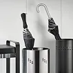 Moderne Regenschirme - Schirm-Set in Weiß, Schwarz und Grau Drei moderne Schirme - weißer Regenschirm, schwarzer Stockschirm und grauer Taschenschirm in minimalistischer Anordnung