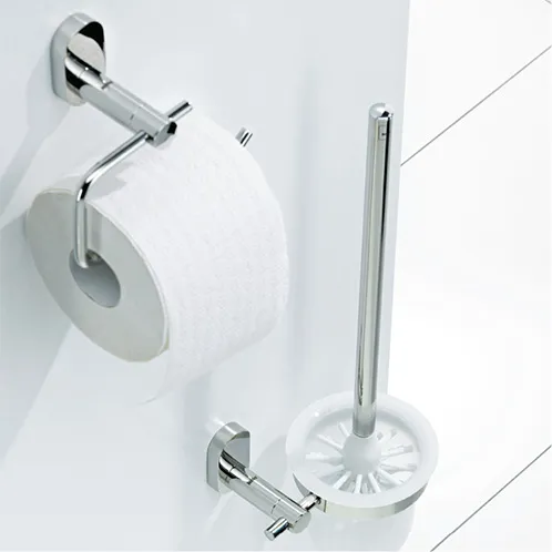 Toilettenpapierhalter und WC-Bürste Badezimmer Set Modernes Badezimmer-Set mit verchromtem Toilettenpapierhalter und WC-Bürsengarnitur an weißer Wand montiert.