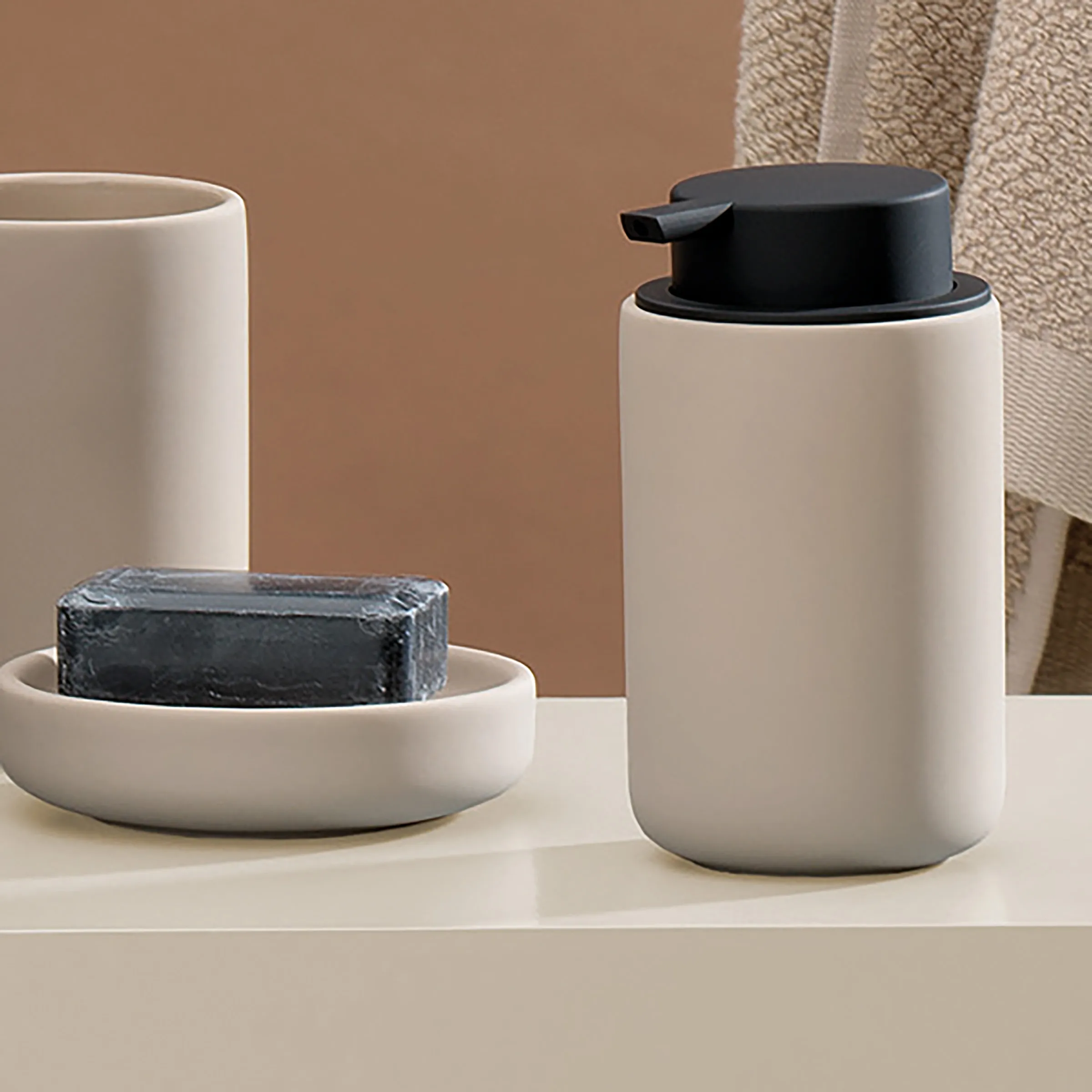 Badezimmer Accessoires Set beige moderne Keramik Minimalistische Badezimmer-Accessoires Set bestehend aus beige Behälter, Seifenschale und Dispenser mit schwarzem Deckel