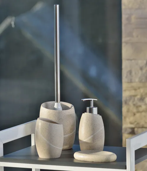 Badezimmer Accessoires Set Stein beige Beige Badezimmer-Accessoire-Set mit Toilettenbürste, Seifenspender und Seifenschale aus Stein auf Regal