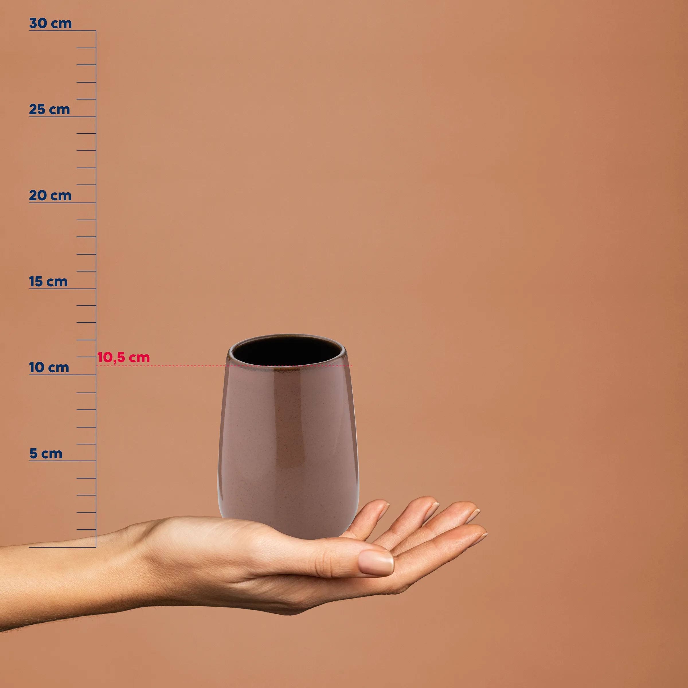 Keramik Vase Grau - Moderne Deko Blumenvase Graubraune keramische Vase mit schwarzem Rand in einer Hand, neben Messskala bis 30 cm, Durchmesser 10,5 cm