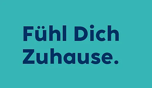 Fühl Dich Zuhause - Willkommensgrüße für Wohnraum Türkiser Hintergrund mit dunkelblauem Text: Fühl Dich Zuhause.