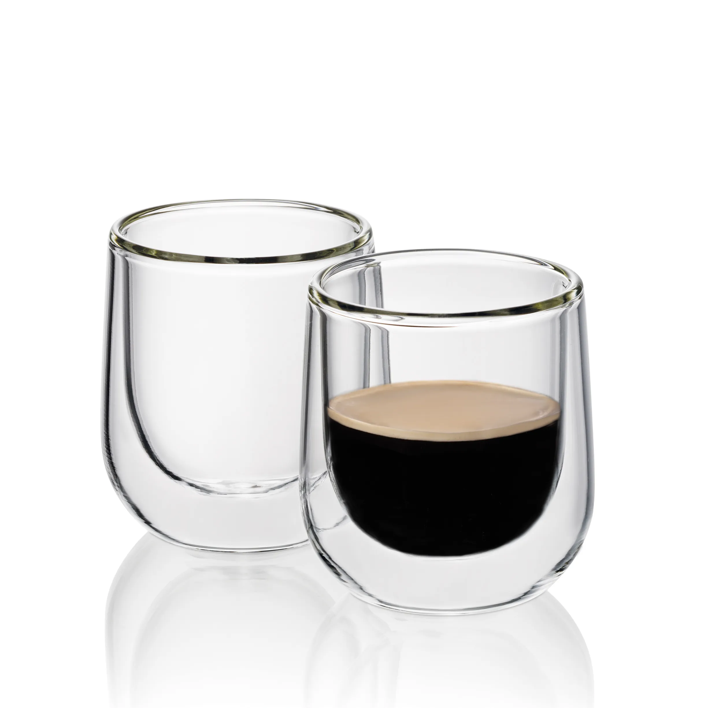 Doppelwandige Espressogläser Set - Thermoglas für Kaffee und Espresso Zwei doppelwandige Espressogläser, eines leer, eines gefüllt mit Espresso und Crema, auf weißem Hintergrund