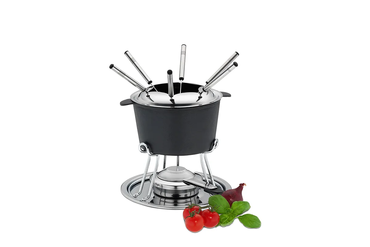 Fondue Set Edelstahl - Käsefondue Zubehör Schwarzes Fondue-Set mit Edelstahl-Ständer, Brenner und sechs Fondue-Gabeln, daneben Tomaten, Paprika und Basilikum