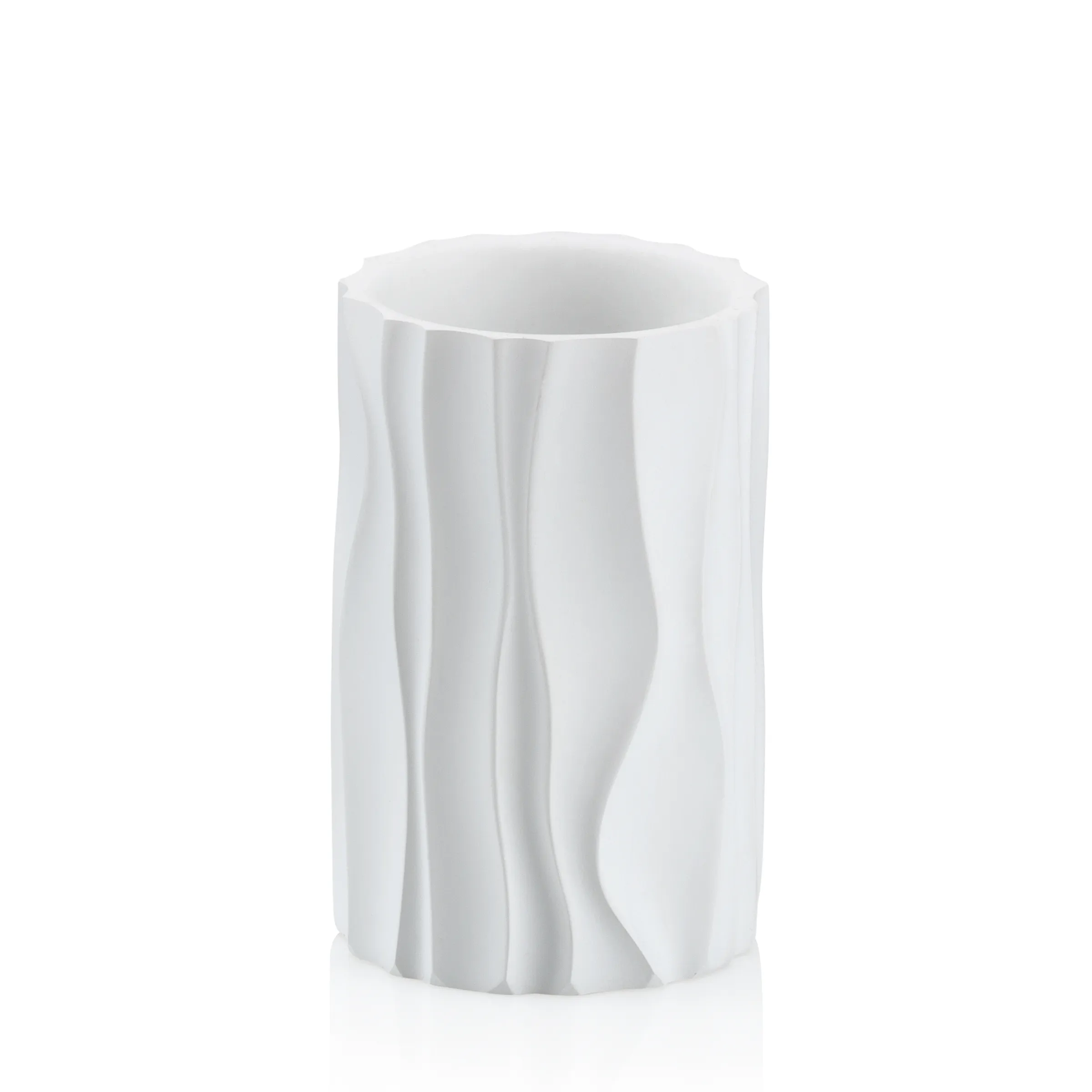 Weiße Vase mit strukturiertem, gewelltem Design und zylindrischer Form auf weißem Hintergrund