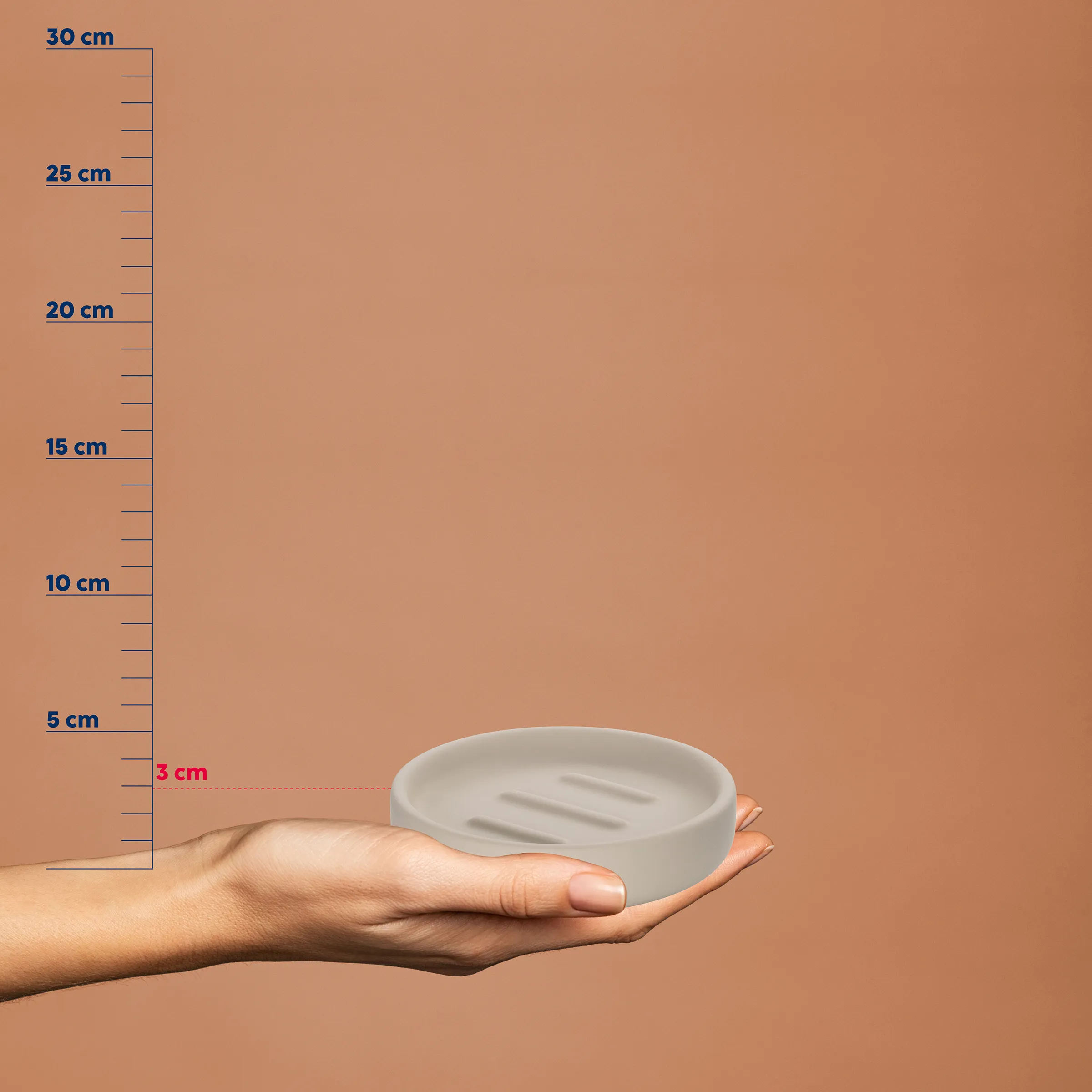 Graue Seifenschale 3 cm - Produktfoto mit Größenvergleich Hand hält graue Seifenschale vor Maßstab, Höhe 3 cm