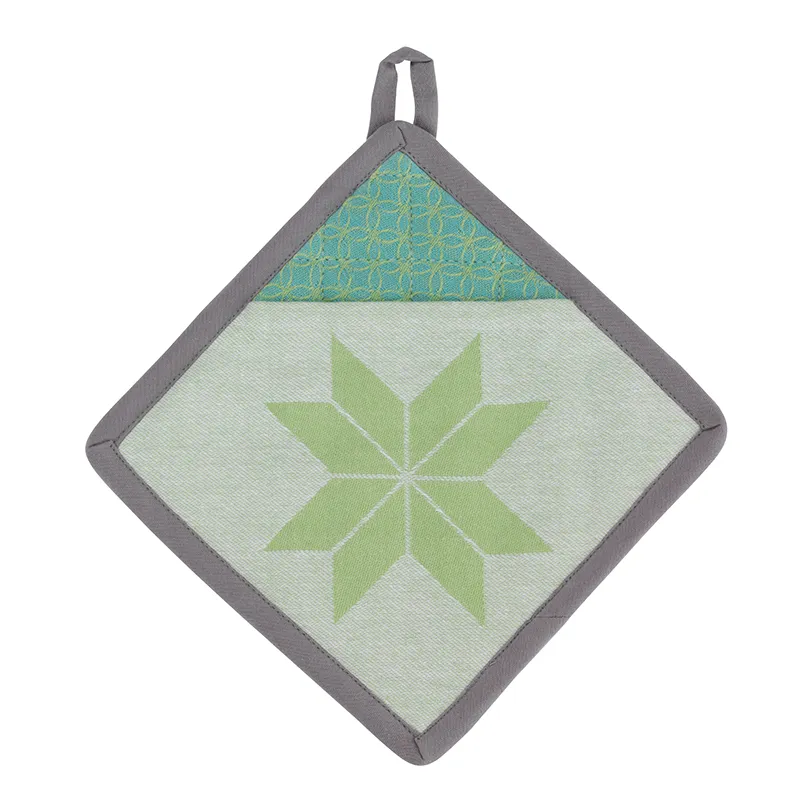 Quadratischer Topflappen in Grau mit grünem Sternen-Motiv und türkis gemustertem Aufhänger