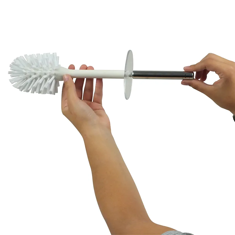 Toilettenbürste mit auswechselbarem Bürstenkopf und Griff Zwei Hände halten eine Toilettenbürste mit austauschbarem Kopf und Metallstab auseinander.