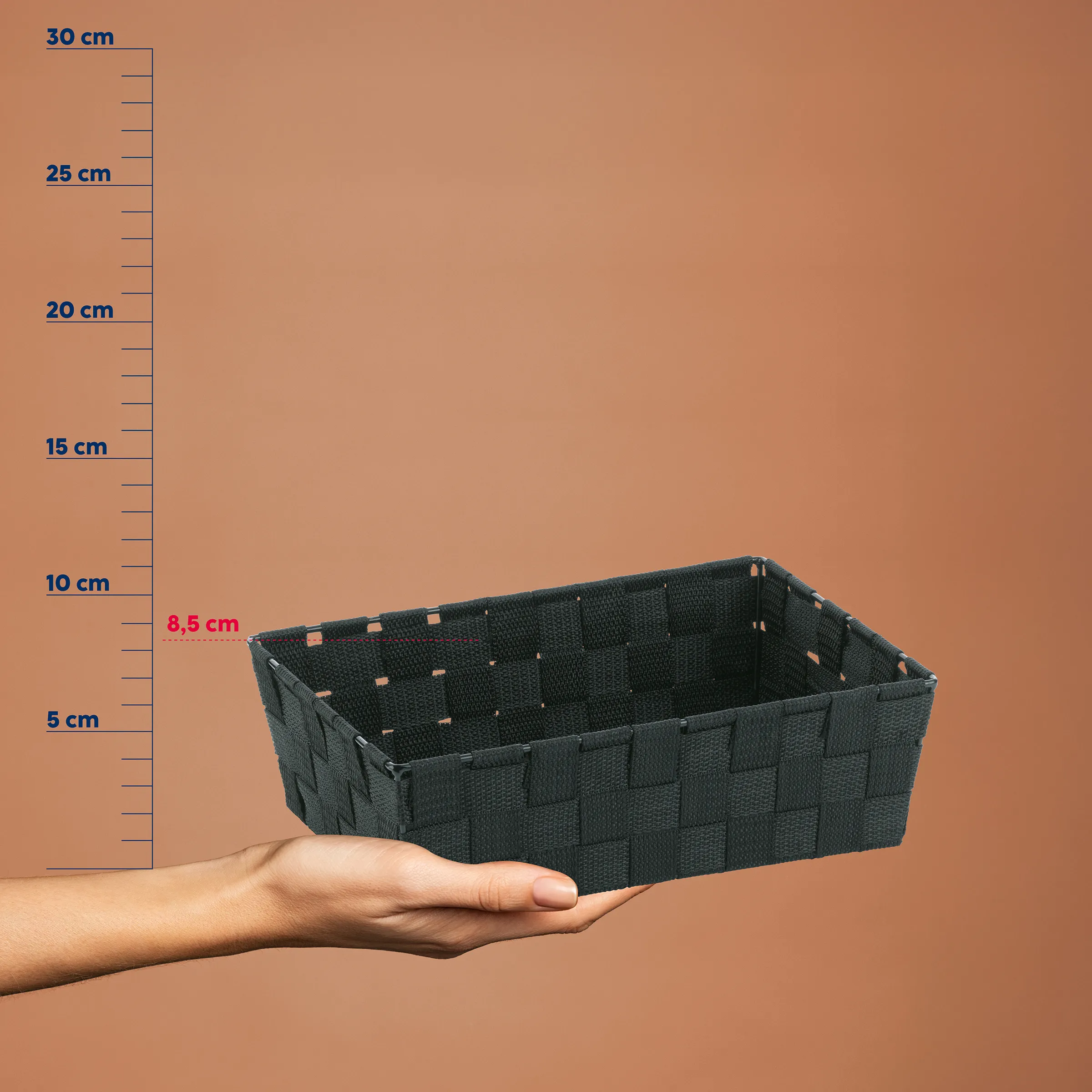 Schwarzer geflochtener Aufbewahrungskorb 8,5 cm - Aufbewahrungsbox mit Maßangabe Schwarzer geflochtener Aufbewahrungskorb mit Maßskala, 8,5 cm Höhe, von Hand gehalten