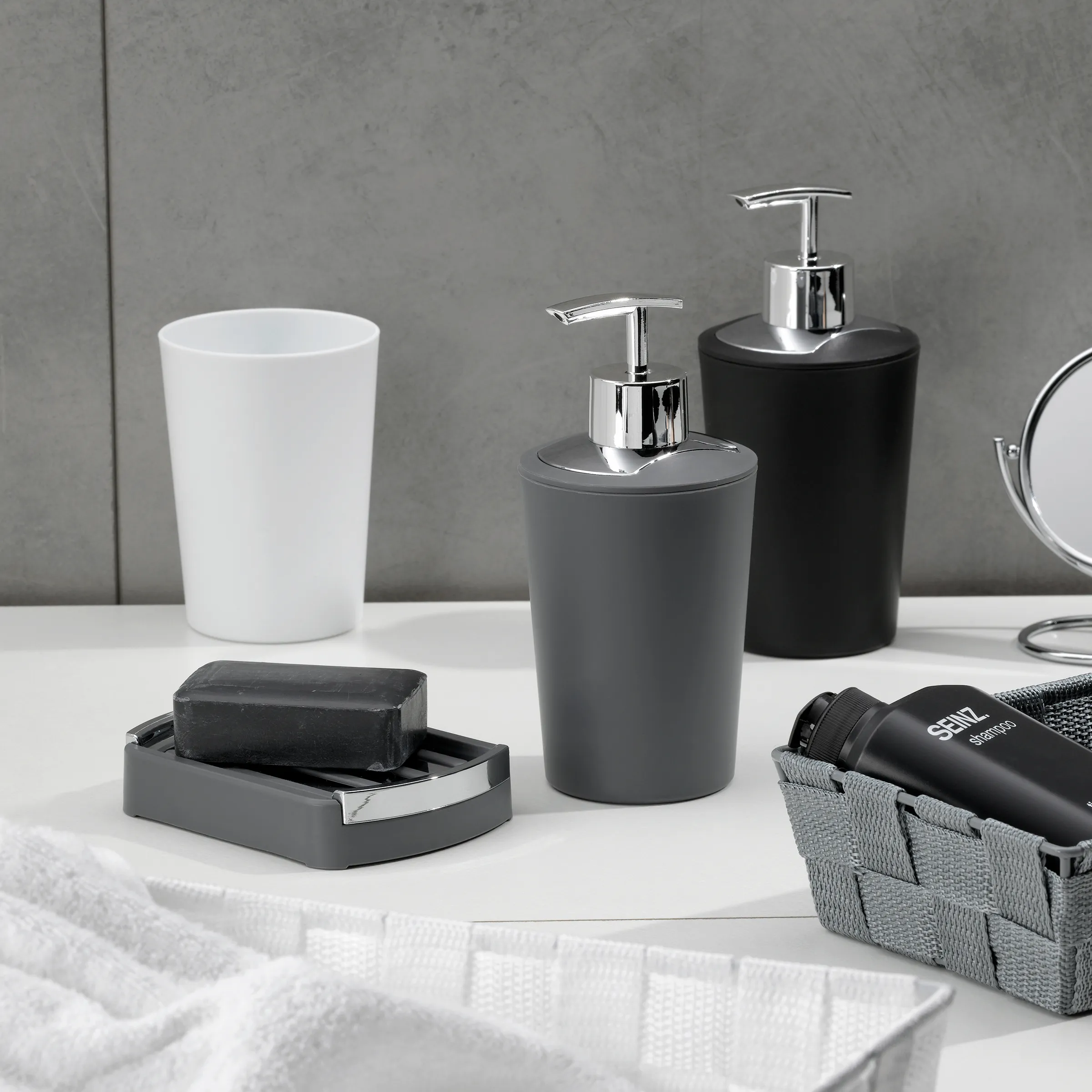 Badezimmer-Accessoires Set Grau Schwarz - Seifenspender Becher Accessoires Modernes Badezimmer-Accessoire-Set in Grau und Schwarz mit Seifenspendern, Becher, Seifenschale und Korb