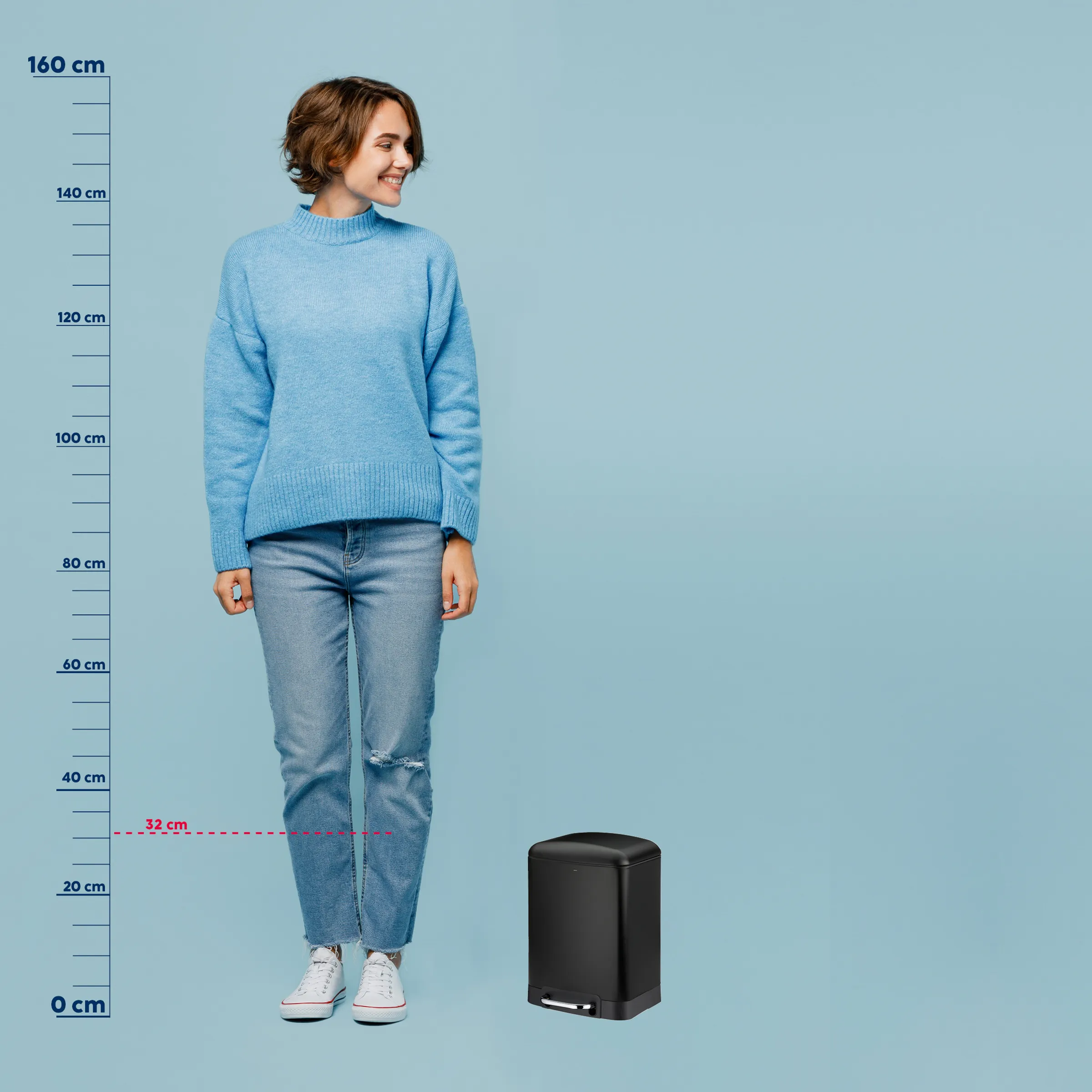 Sensor-Abfalleimer 32 cm - Kompakter automatischer Mülleimer in Schwarz Schwarzer Sensor-Abfalleimer 32 cm Höhe neben einer Frau mit Größenskala auf hellblauem Hintergrund