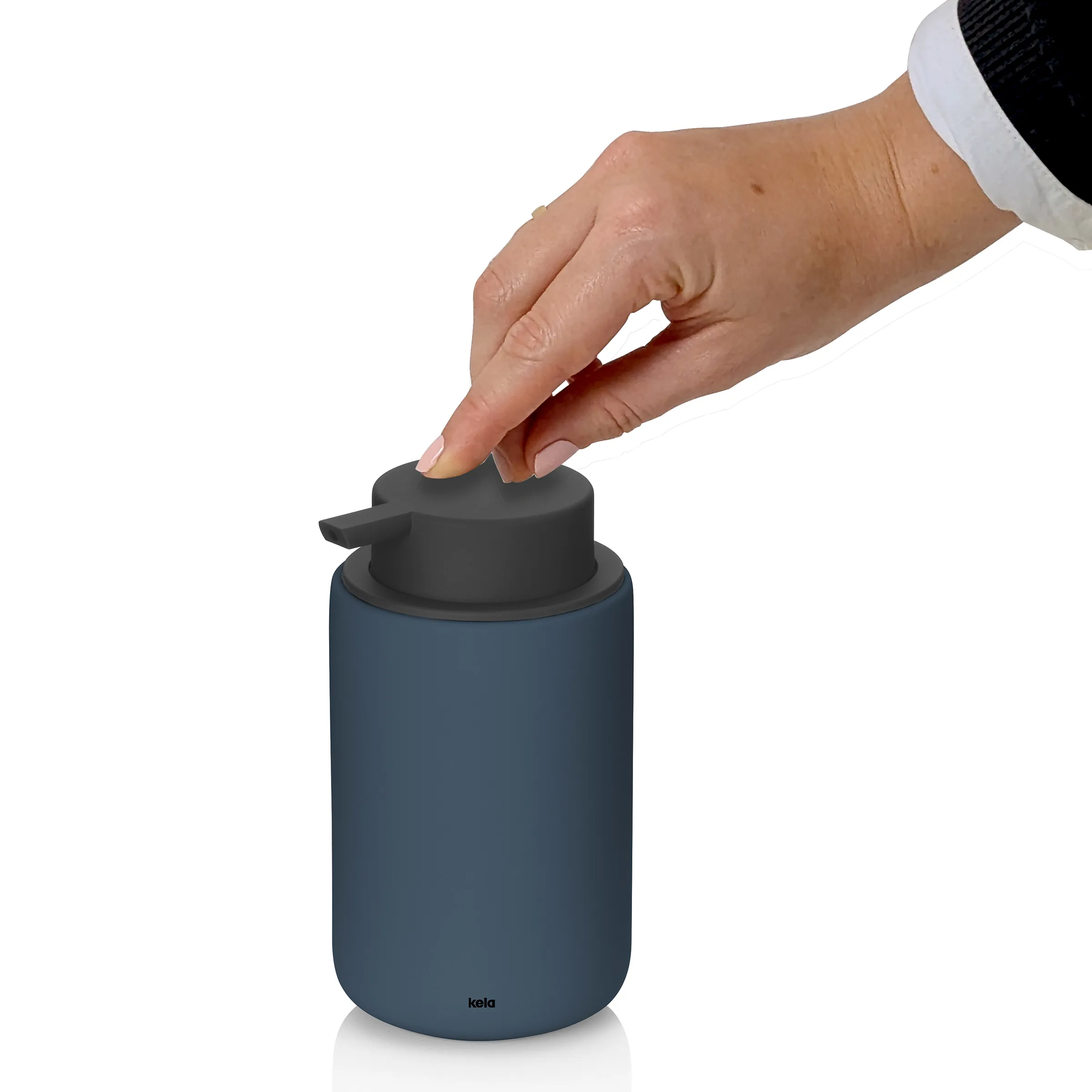 Kela Seifenspender blau mit Pumpspender – Badezimmer Seifendosierer Hand drückt Pumpspender einer blauen Kela Seifenspender-Flasche mit grauem Verschluss