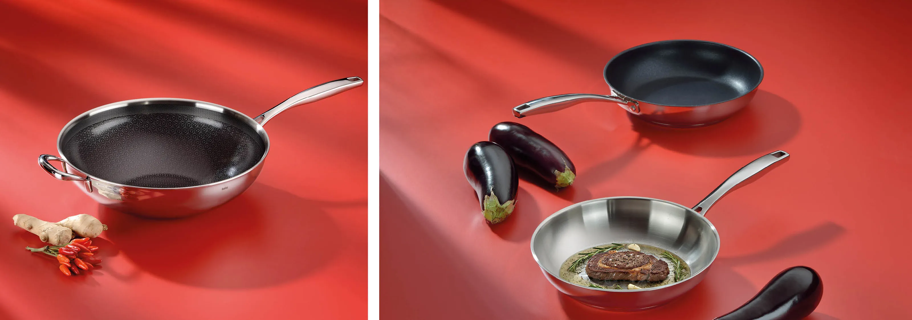 Wok und Pfanne Set - Kochgeschirr für asiatische Küche Kochset mit Wok und Pfanne auf rotem Hintergrund, daneben Auberginen, Ingwer und Chilischoten für asiatisches Kochen.