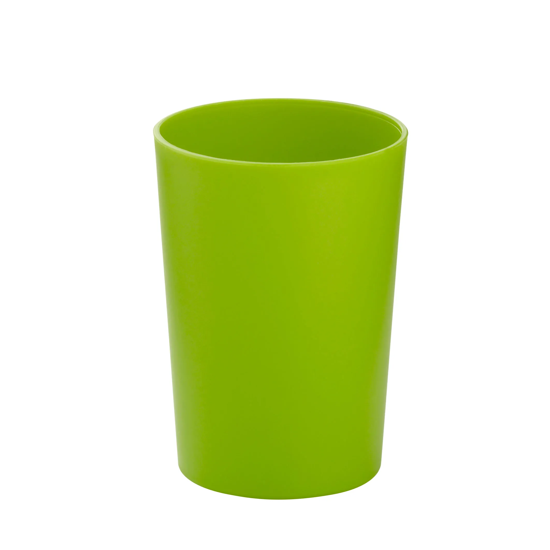 Grüner Kunststoffbecher - wiederverwendbarer Trinkbecher Grüner Kunststoffbecher ohne Henkel auf weißem Hintergrund, zylindrische Form