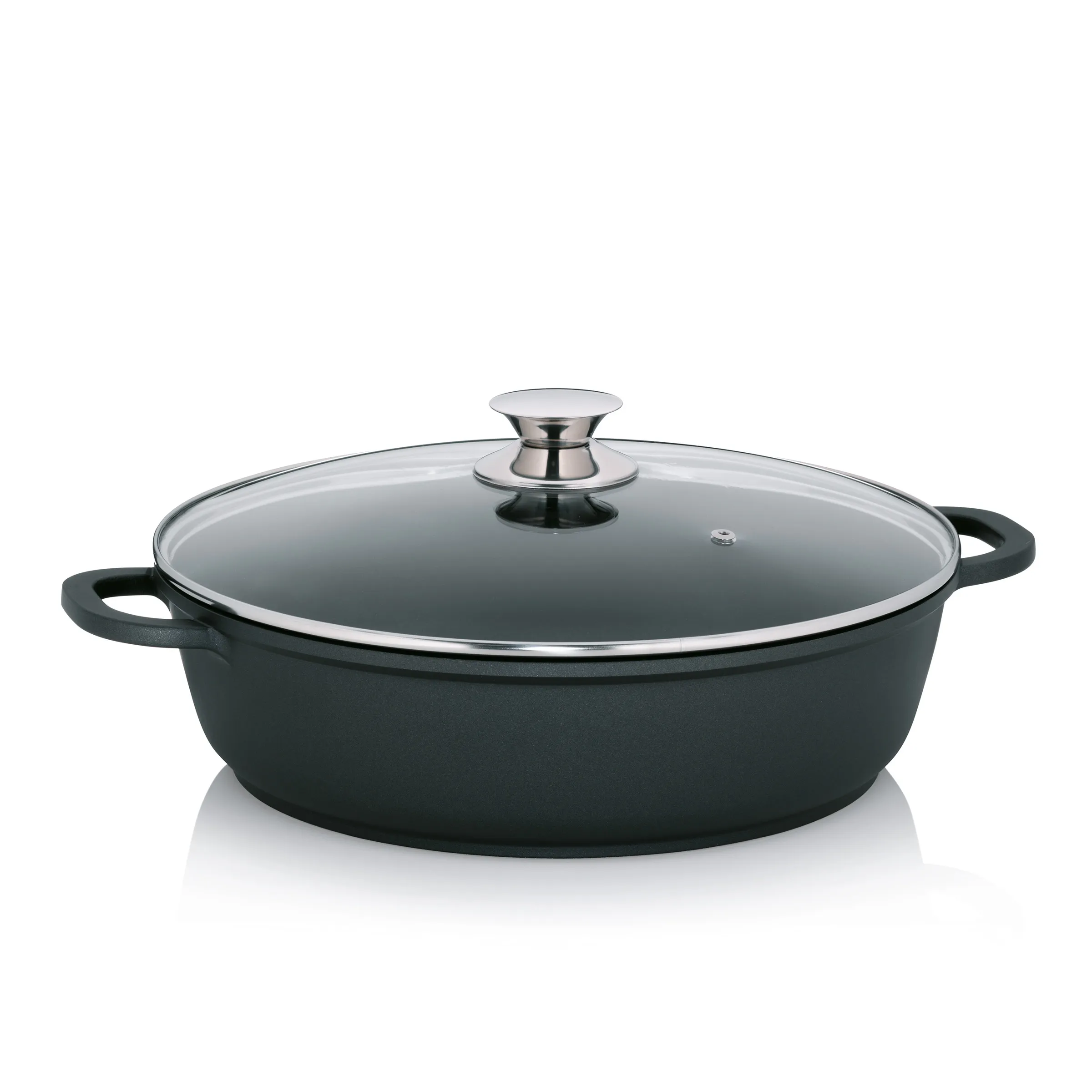 Servierpfanne mit Glasdeckel – Antihaft-Bratpfanne mit zwei Griffen Schwarze Servierpfanne mit zwei Griffen und Glasdeckel mit Edelstahlknopf auf weißem Hintergrund