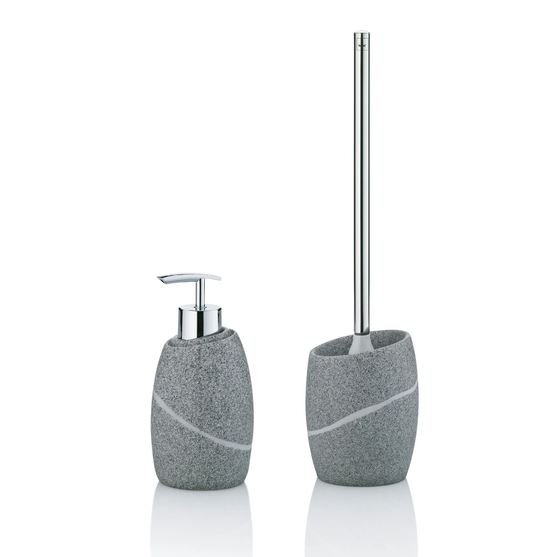 Graues Bad-Set aus Sandstein mit Seifenspender und WC-Bürste mit Halter auf weißem Hintergrund
