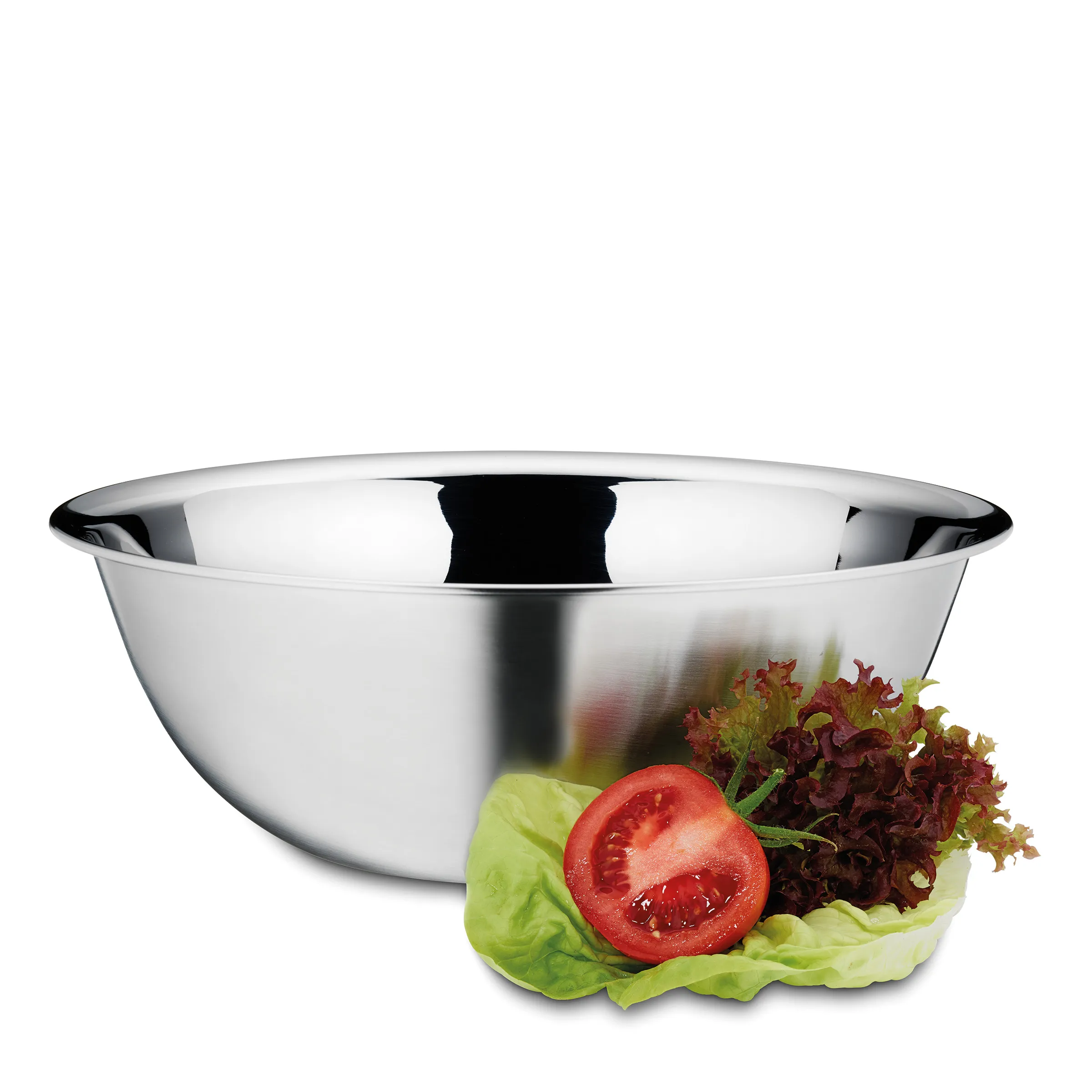 Edelstahlschüssel für Salat - Hochwertige Küchenschüssel aus rostfreiem Stahl Glänzende Edelstahlschüssel mit Salat, Tomate und Lollo Rosso vor weißem Hintergrund