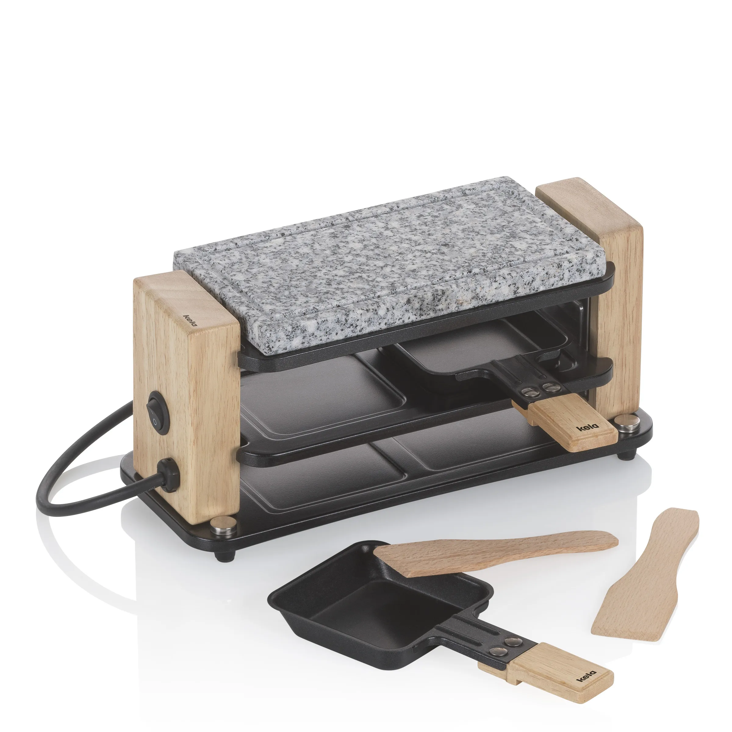 Raclette-Grill mit Granitstein und Holz-Design, inklusive Pfännchen Raclette-Grill mit Granitstein, Holzseitenwänden, zwei Raclettepfännchen und Holzschaber auf weißem Hintergrund
