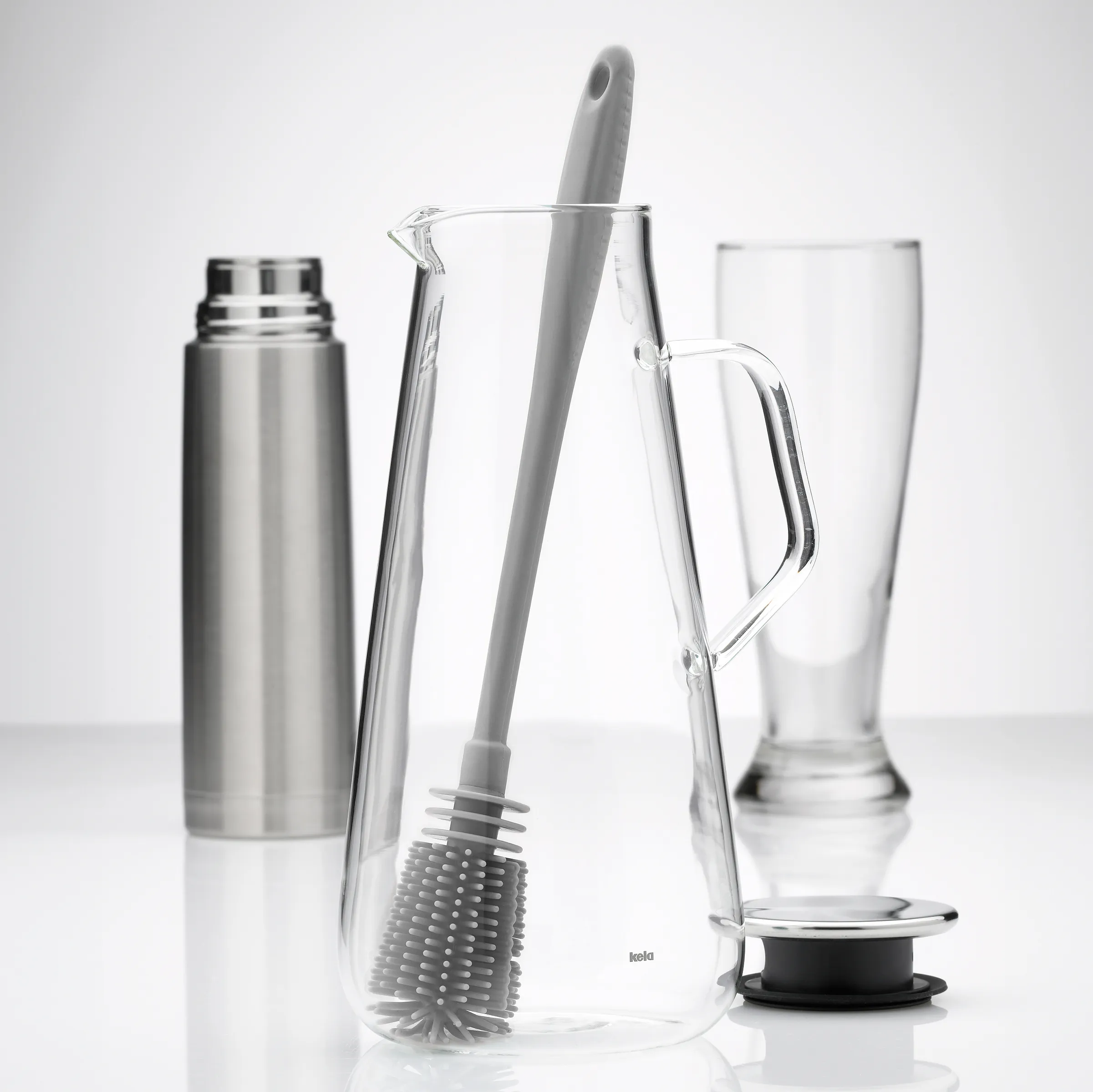 Cocktail Barkeeper Set - Professionelle Bartools Barkeeper-Set mit Edelstahl-Cocktailshaker, Glas-Mixkrug, Rührstab und Bürste auf weißem Hintergrund