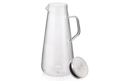Carafe en verre avec couvercle et poignée - Pichet à eau Carafe en verre transparent avec poignée et couvercle en acier inoxydable sur fond blanc