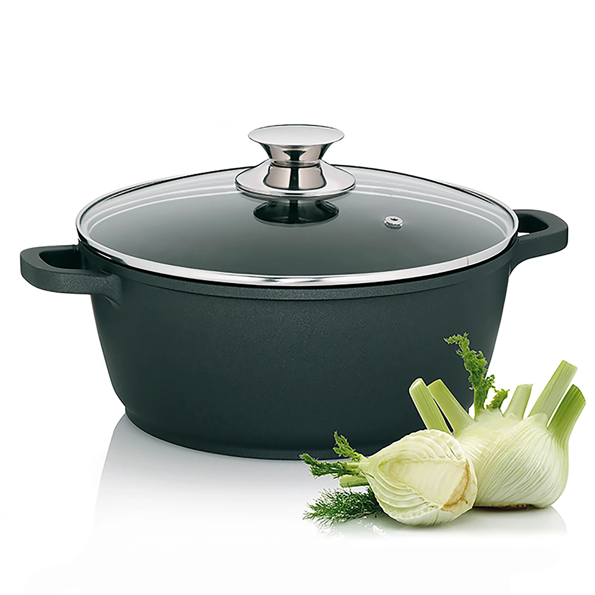 Kochtopf mit Glasdeckel und Fenchel - Hochwertige Kochgeschirr Produktfotografie Dunkelgrauer Kochtopf mit Glasdeckel und Chromgriff, daneben frischer Fenchel auf weißer Oberfläche