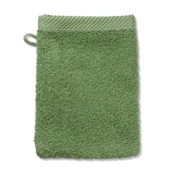 Grüner Waschhandschuh aus weichem Frottee mit Aufhängeschlaufe, flach auf weißem Hintergrund