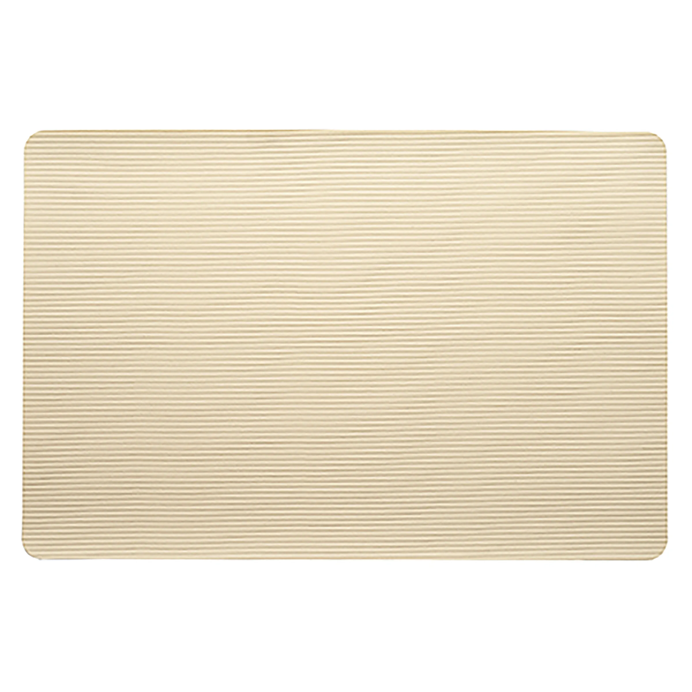 Kork Platzset mit natürlicher Linienstruktur Hellbeige Kork-Tischset mit feiner horizontaler Linienstruktur und abgerundeten Ecken auf weißem Hintergrund
