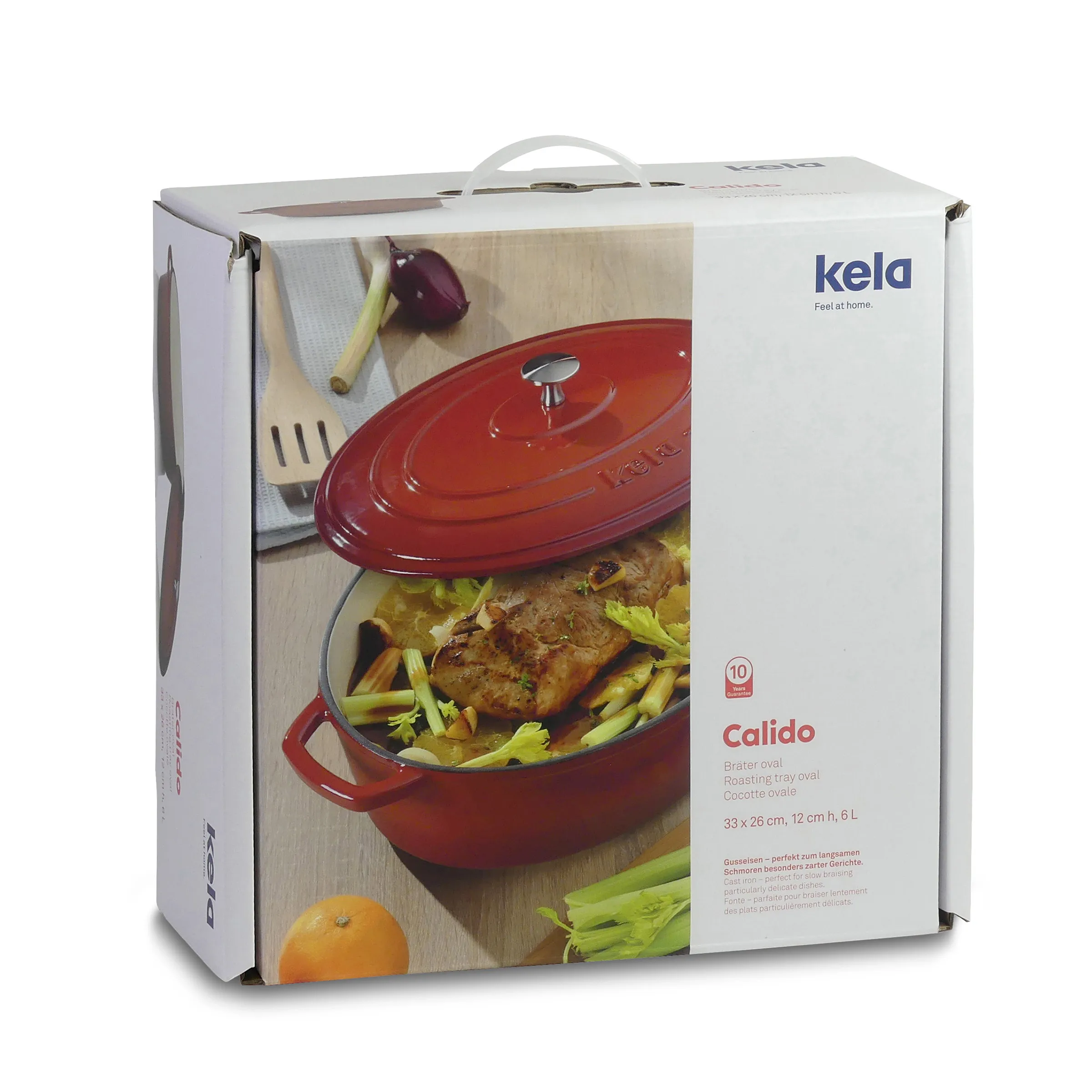 Kela Calido ovaler Gusseisen-Bräter 6L rot - Produktverpackung Kela Calido rote ovale Gusseisen-Bräter mit Deckel, 6 Liter, in Verpackung mit Kochutensilien und Gemüse